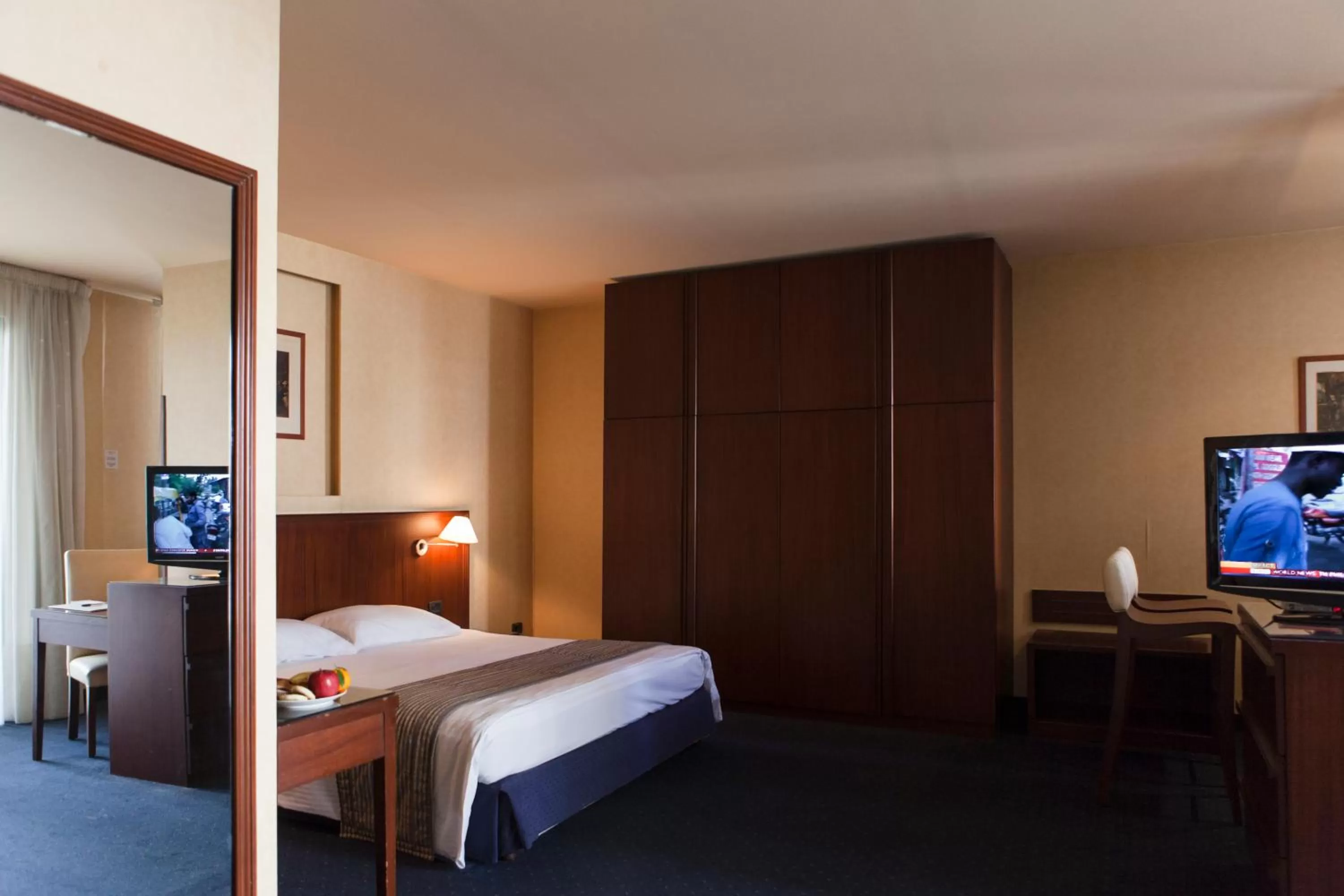 Photo of the whole room, Bed in The Mayflower Hotel