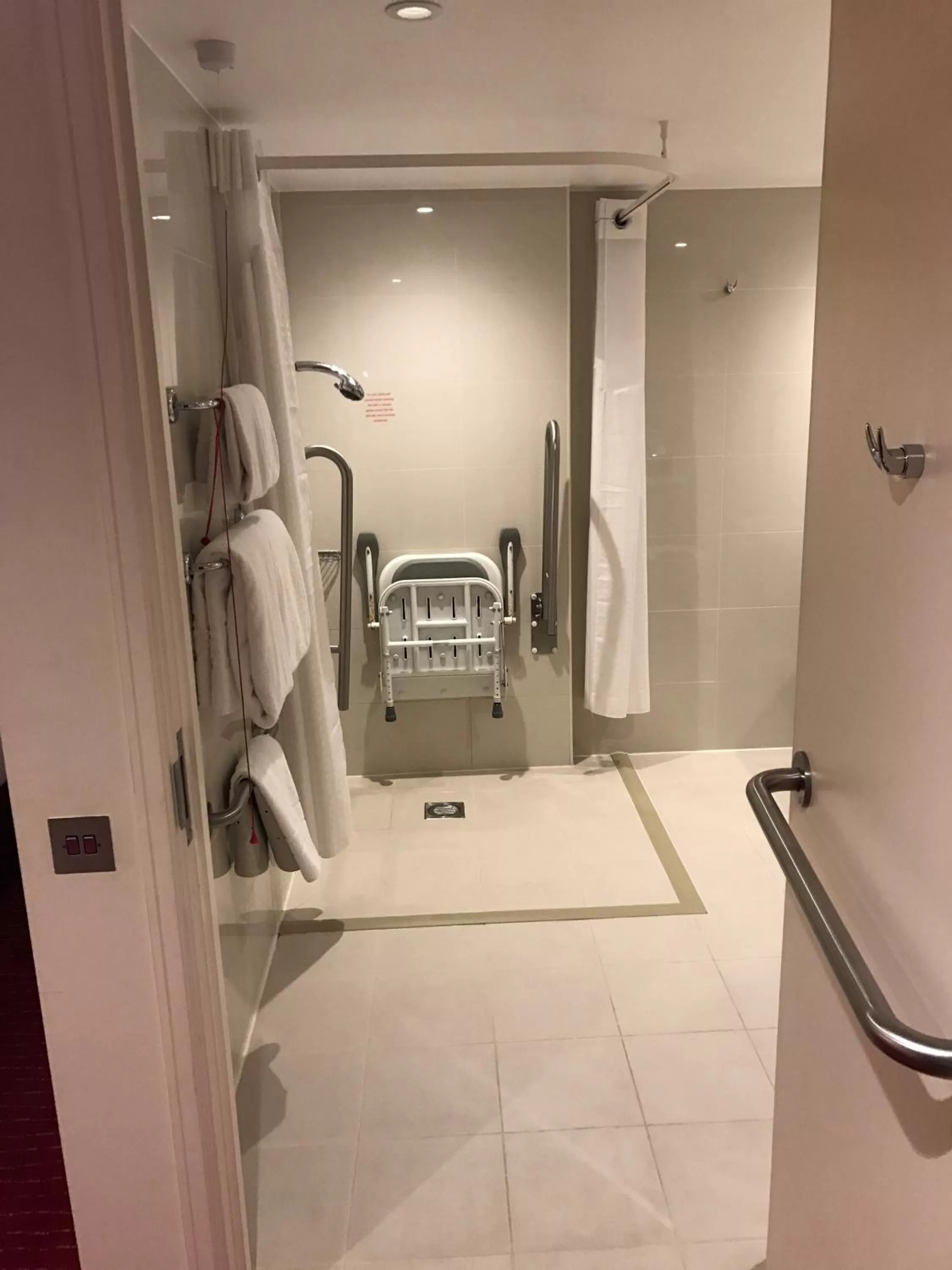 Standard King Room - Disability Access in Holiday Inn London Kensington High St. by IHG