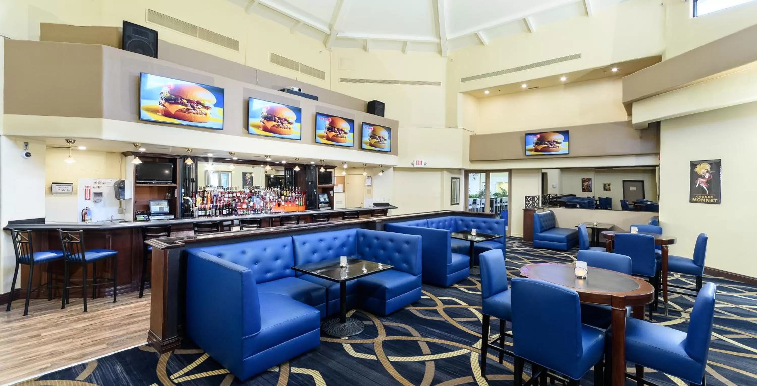 Lounge or bar in Alexis Park All Suite Resort