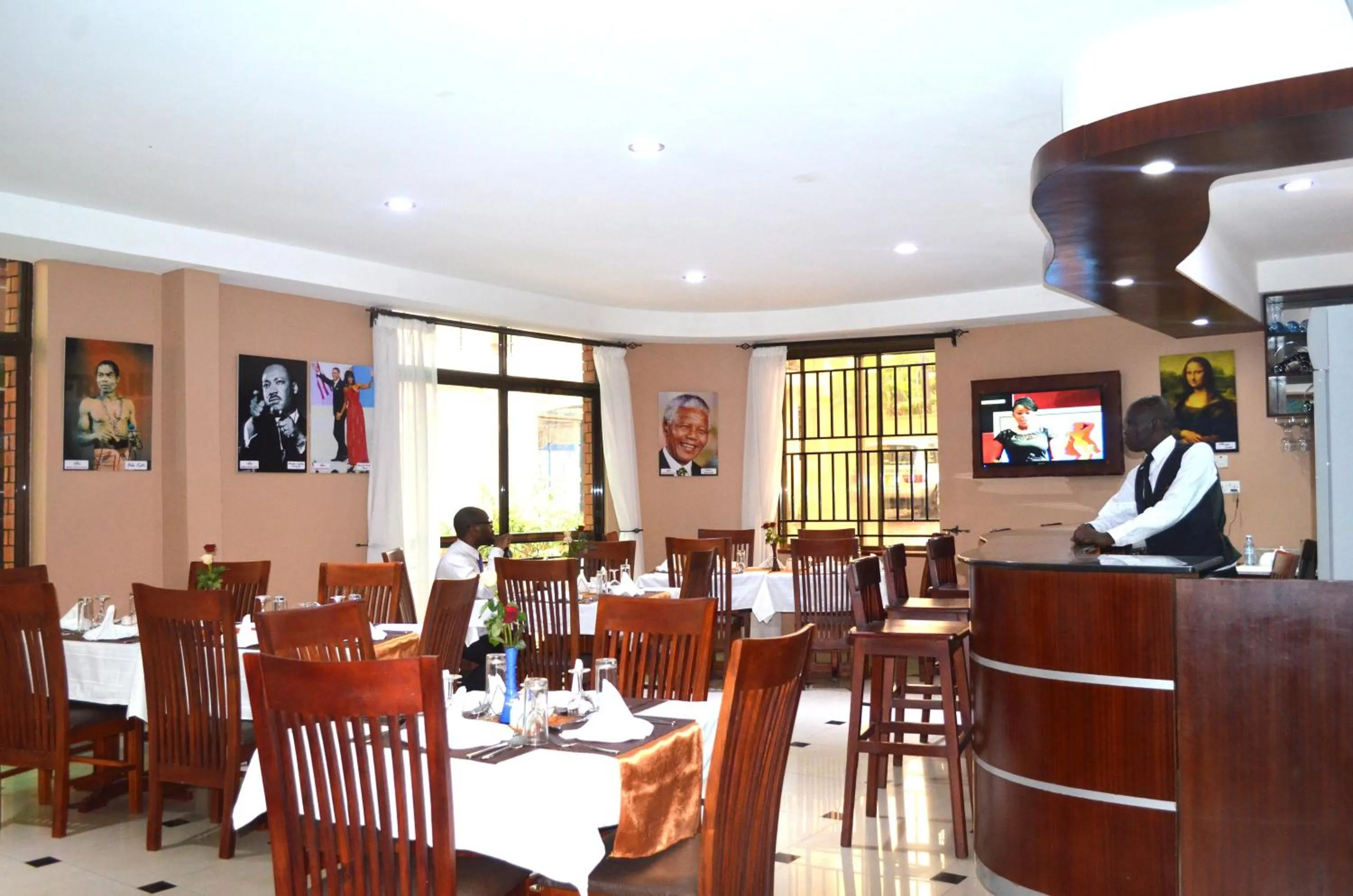 Restaurant/places to eat in Marie's Royale Hotel