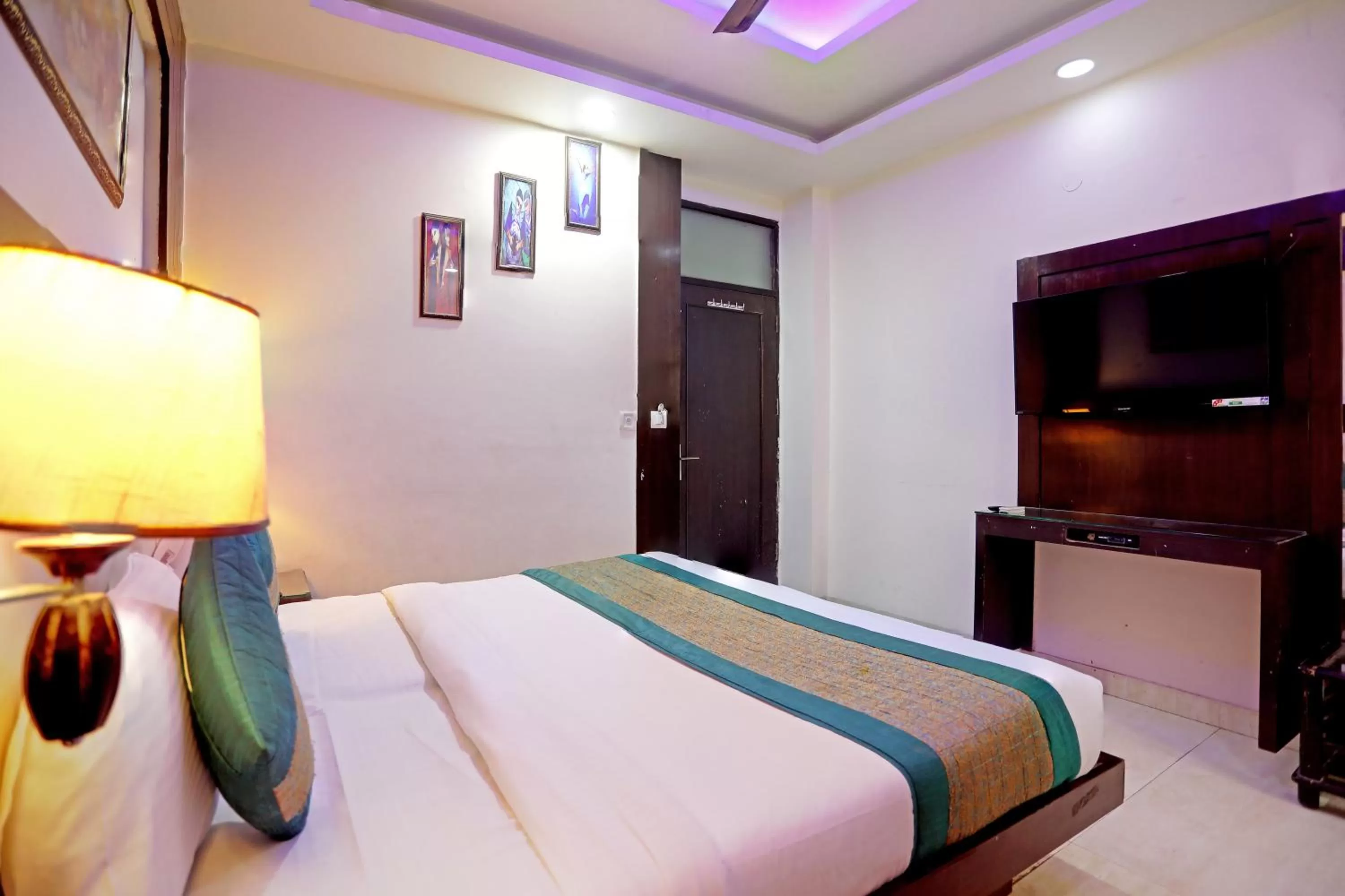 Bed in Hotel Tashkent Palace - Walk in from New Delhi Station & Metro Station