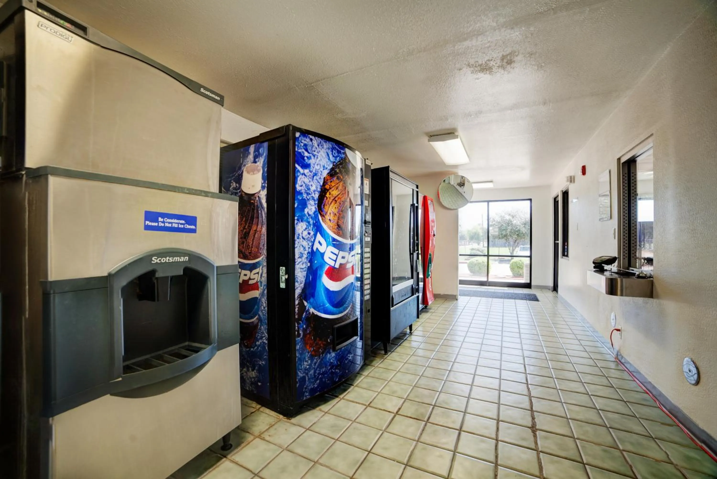 Food and drinks in Super 7 Inn