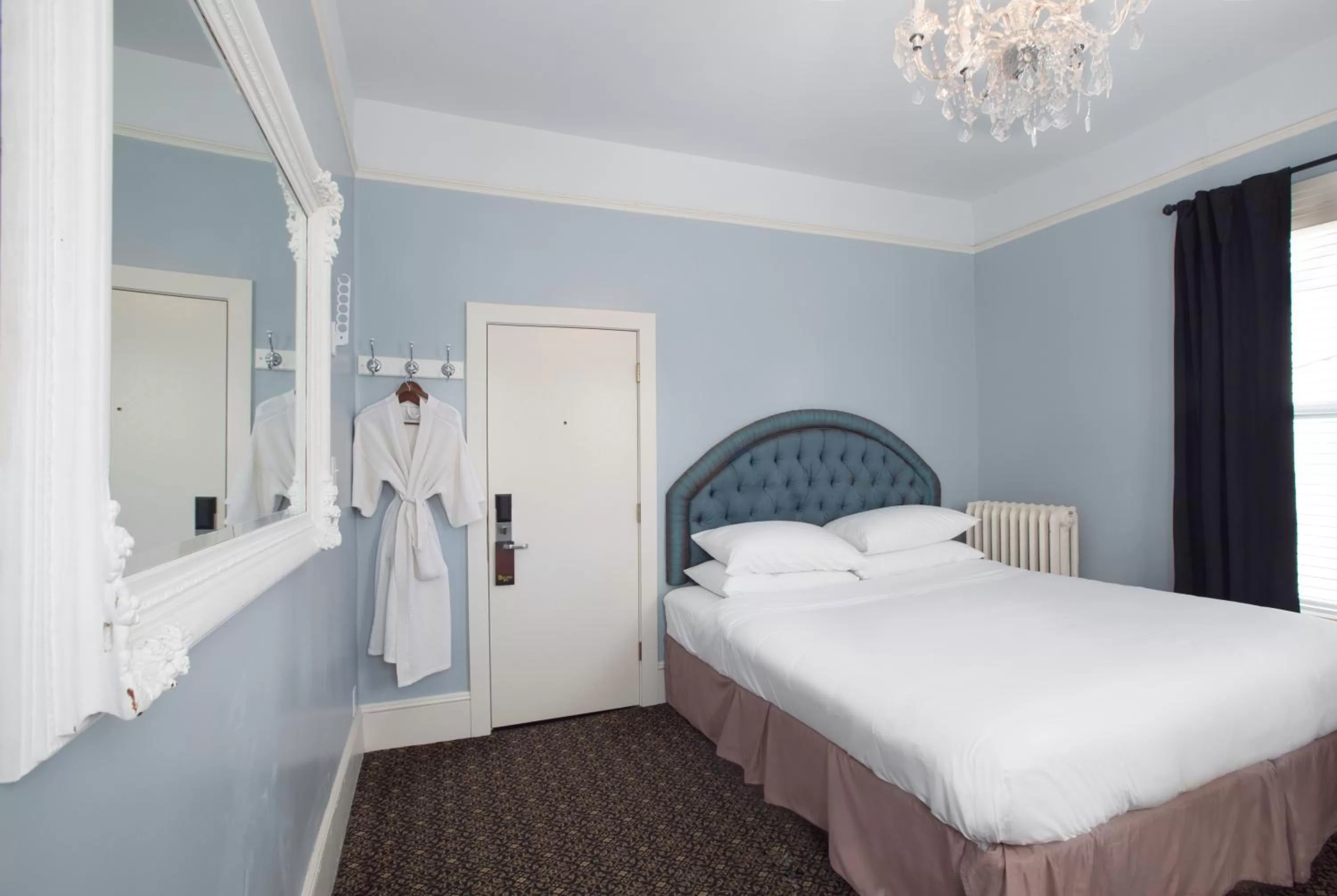 Photo of the whole room, Bed in Ballard Inn