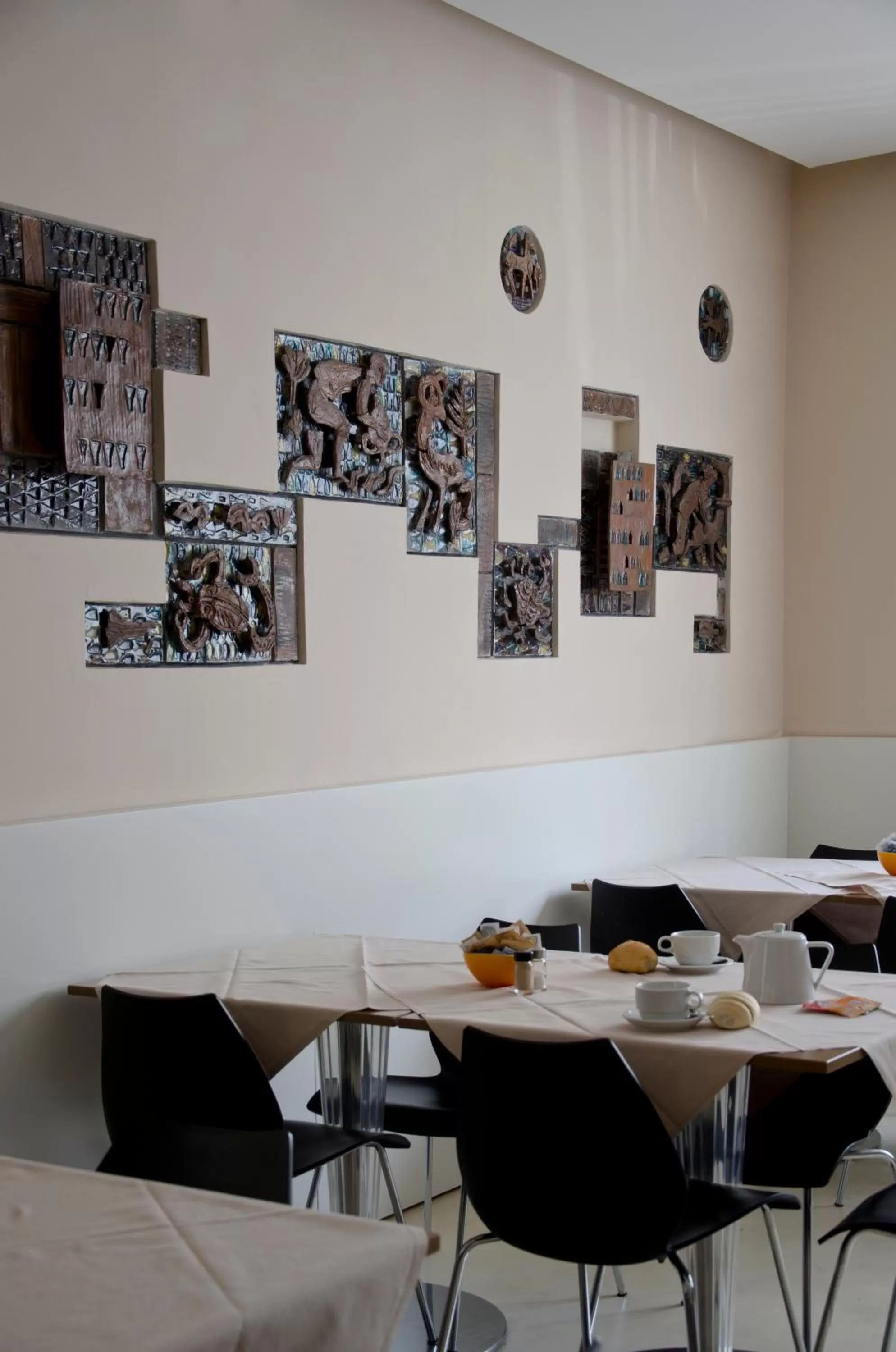 Restaurant/places to eat in Key Hotel