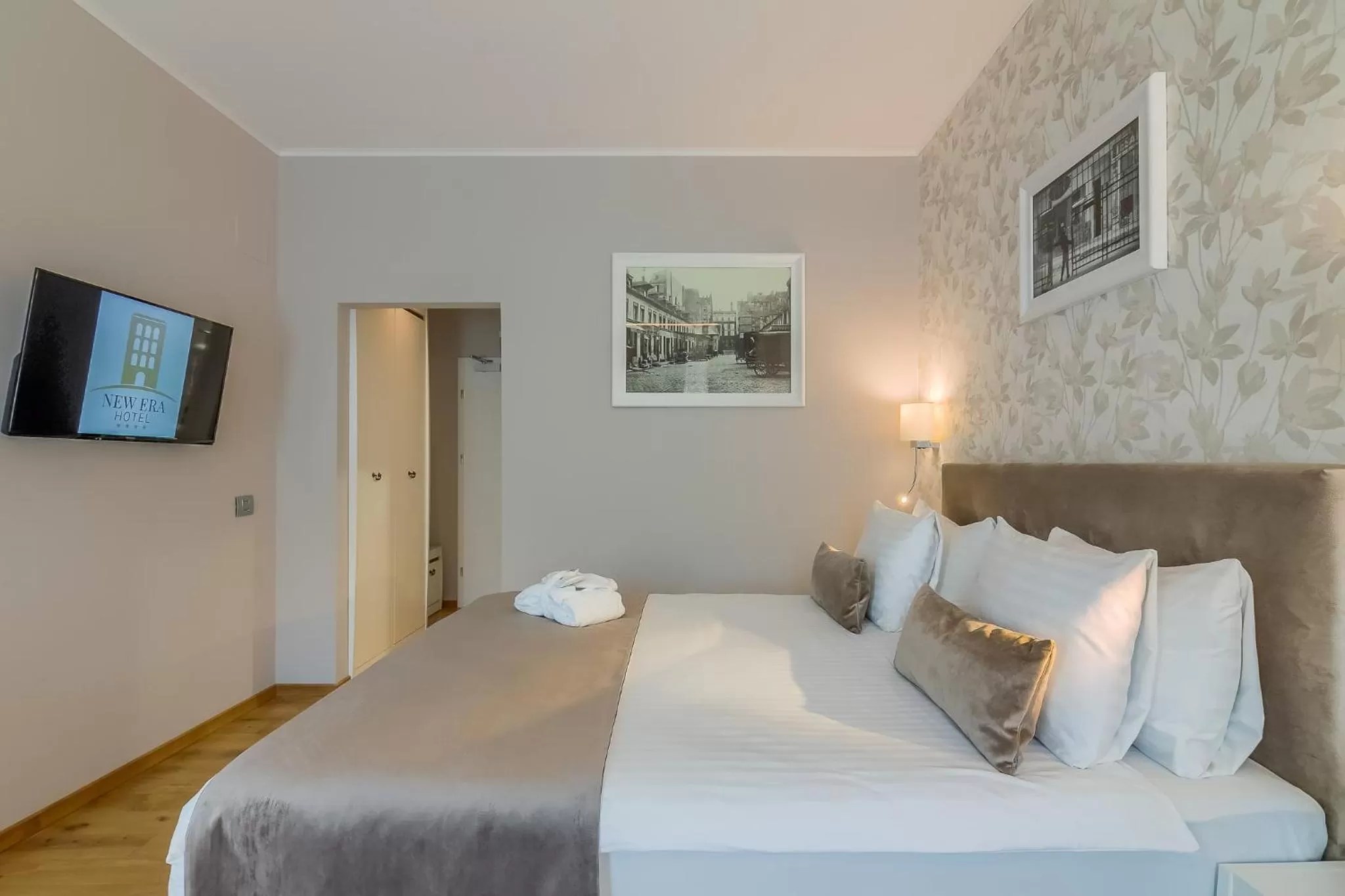 Bed in New Era Hotel Old Town Party Zone Bucharest- parking with fee nearby - NOT at the hotel !