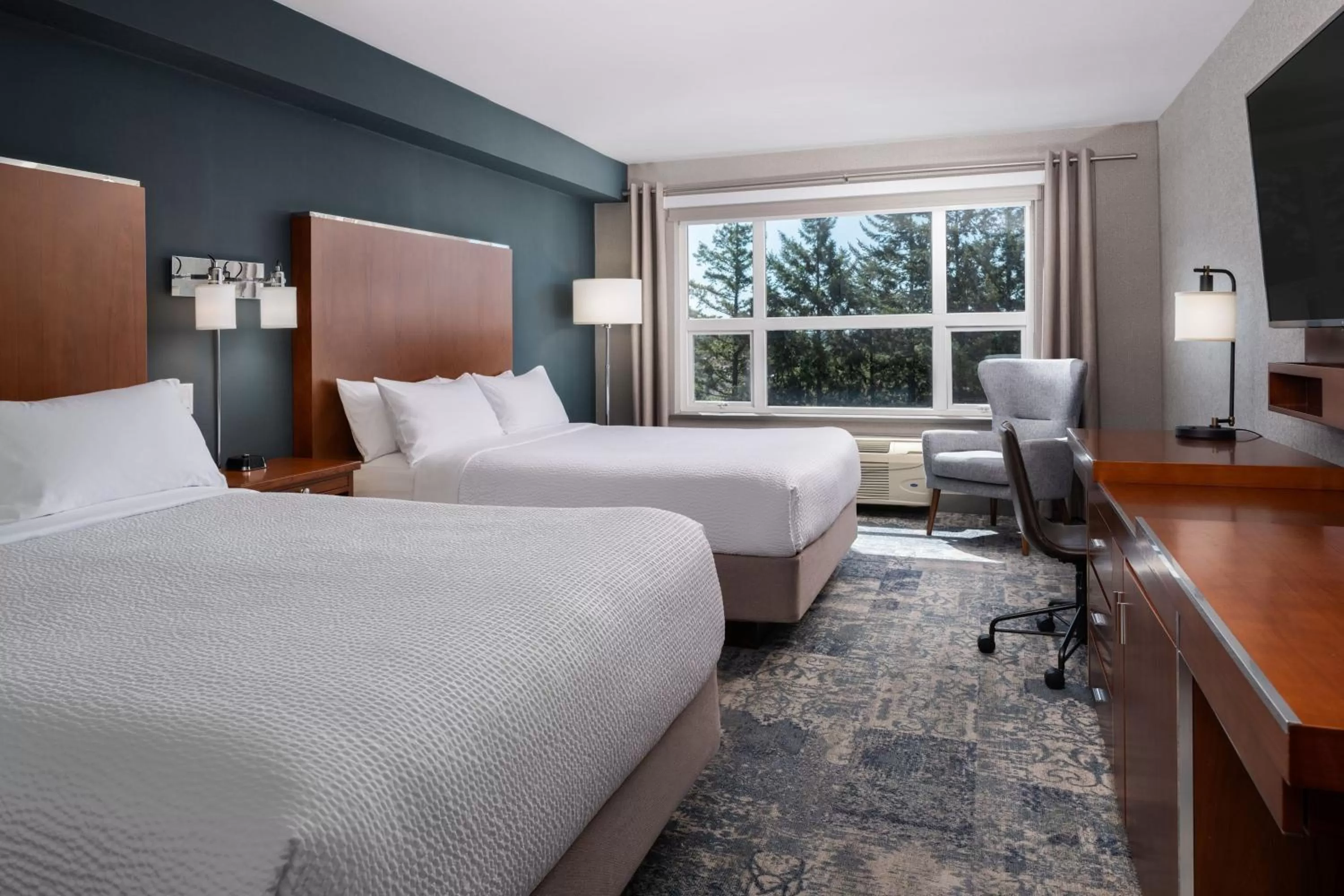 Photo of the whole room, Bed in Four Points by Sheraton Victoria Gateway