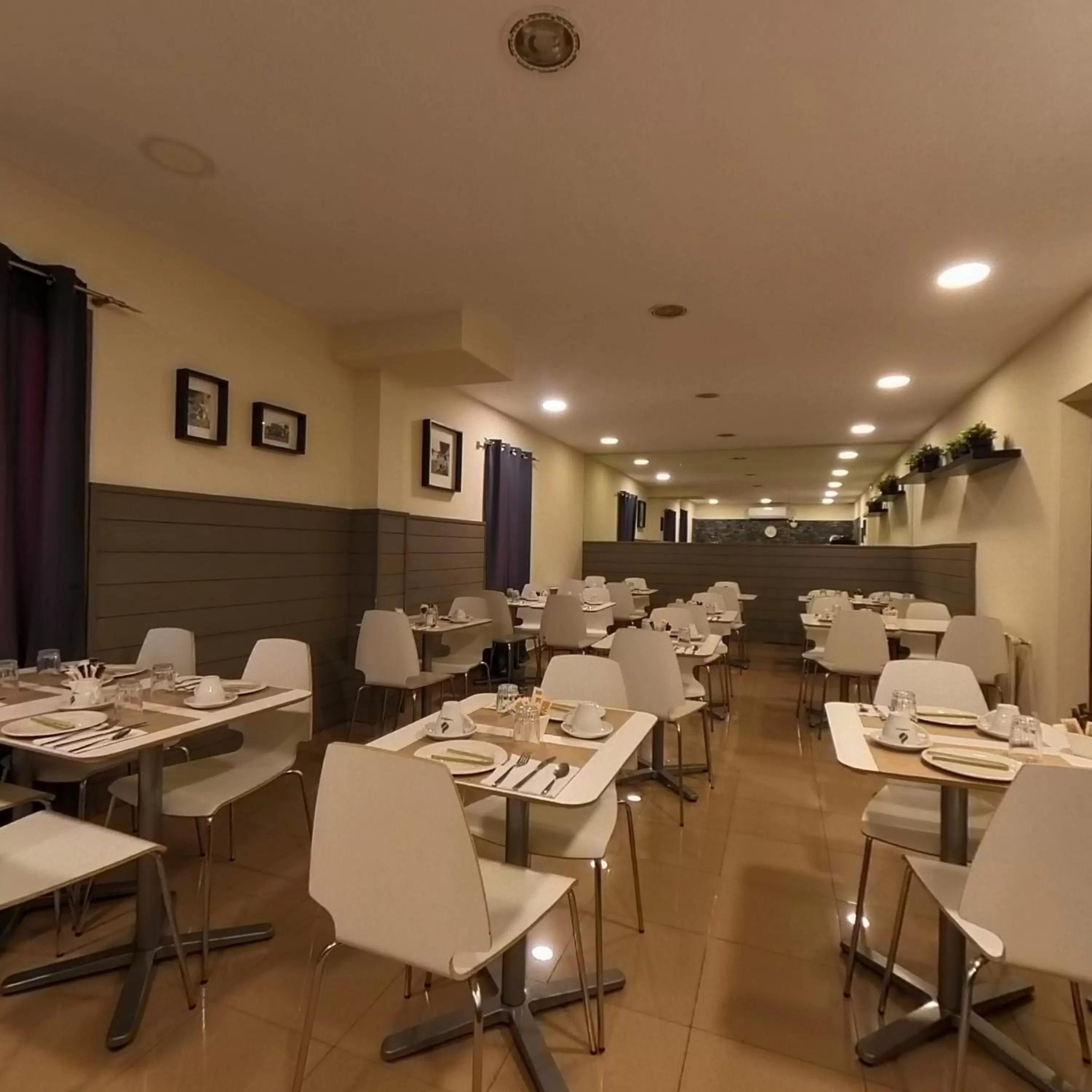 Restaurant/places to eat in Hotel Marfany