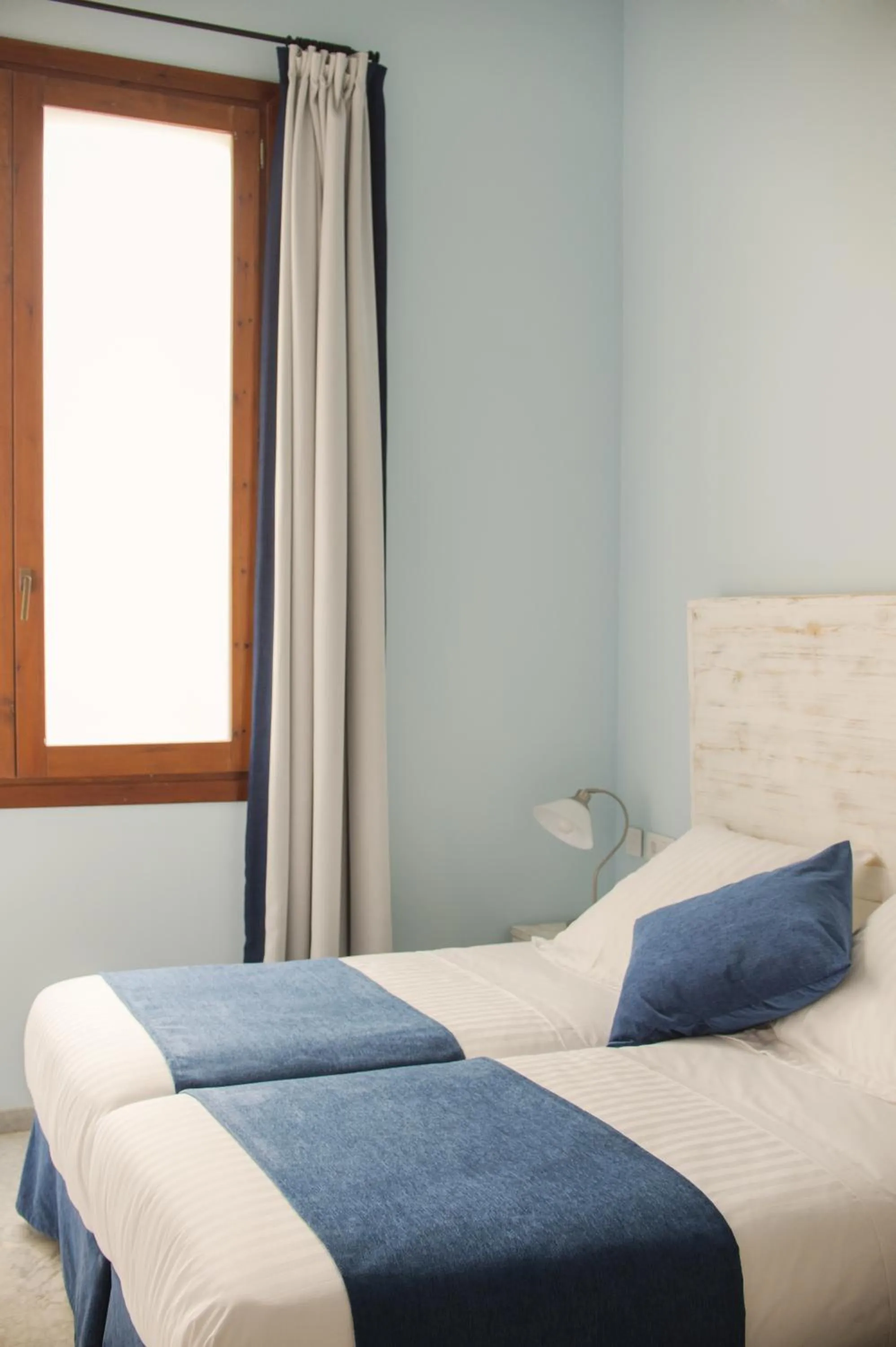 Bed in Ad Hoc Carmen