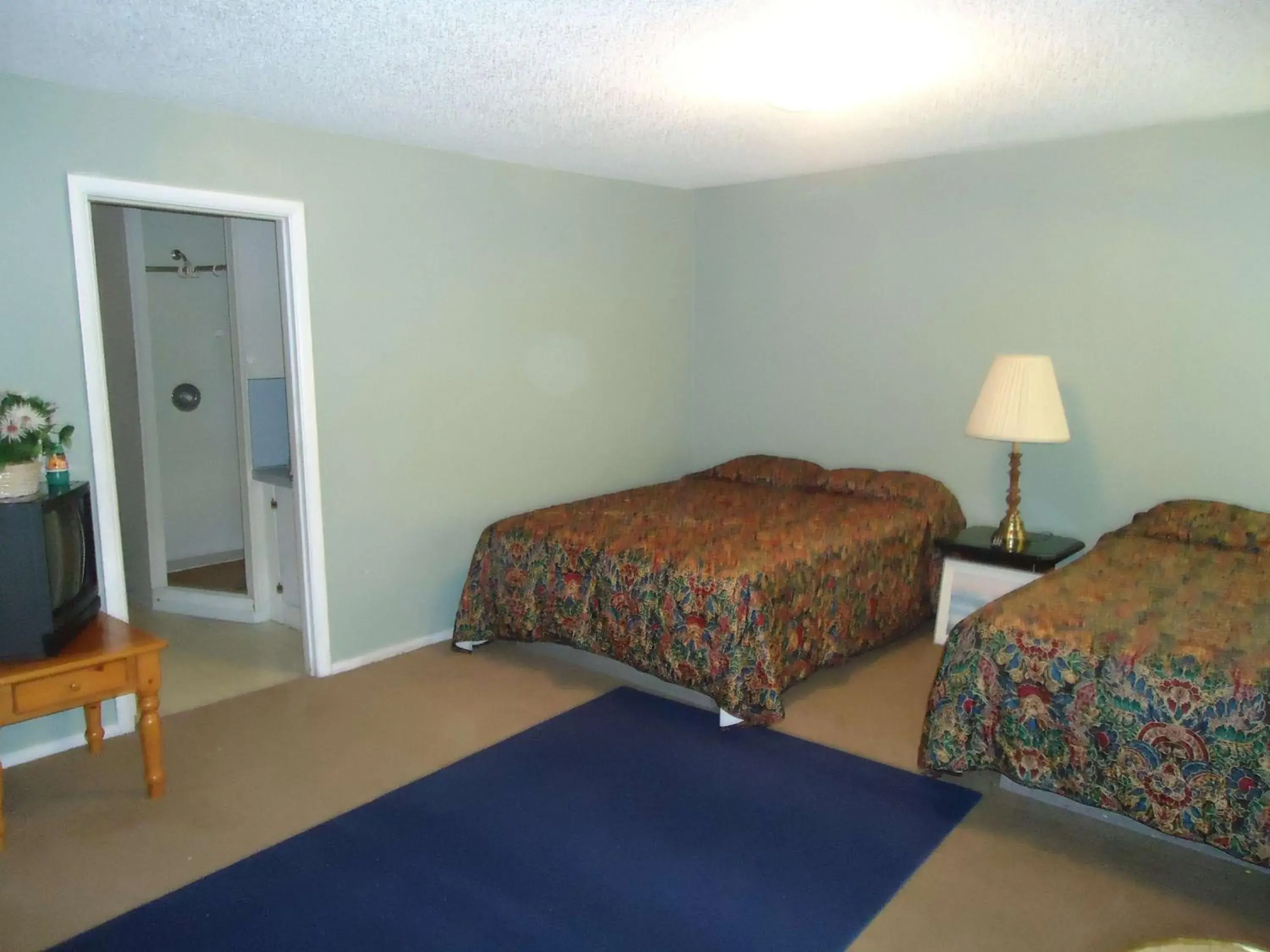 Queen Room with Two Queen Beds - Non-Smoking in Blue Mountain Motel Queen Room with Two Queen Beds - Non-Smoking in Blue Mountain Motel