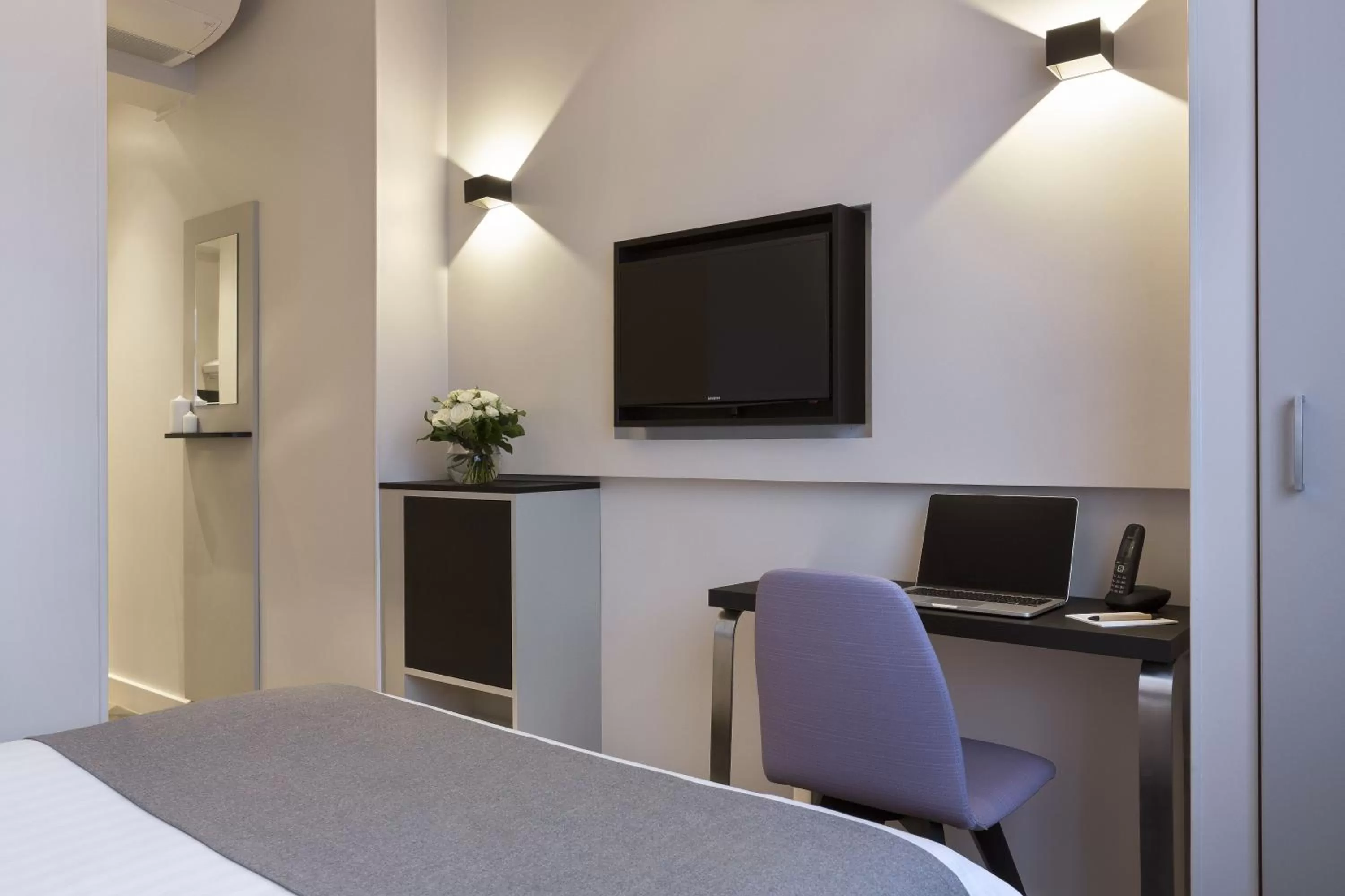 TV and multimedia, Bed in Citadines Trocadéro Paris