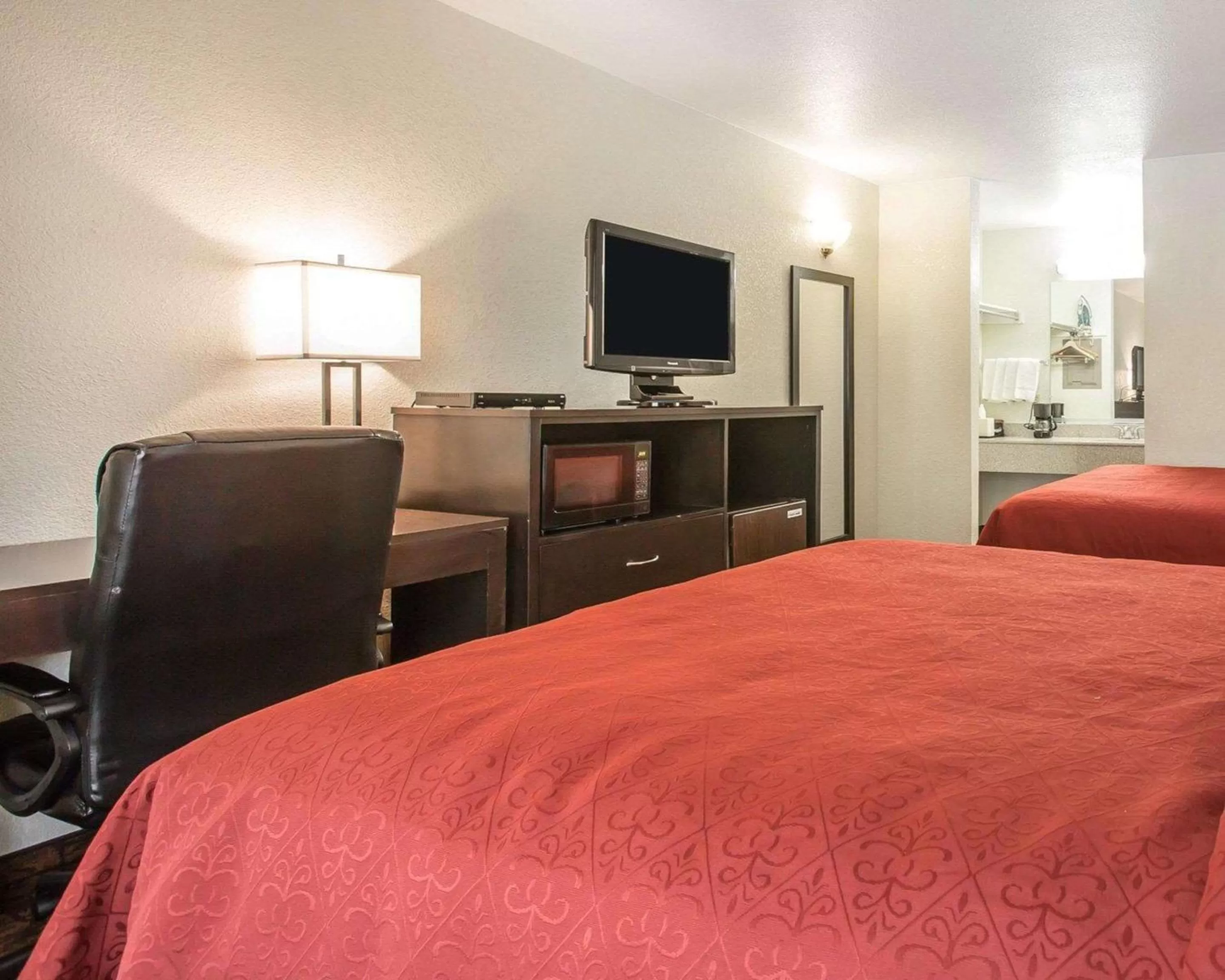 Photo of the whole room, Bed in Quality Inn & Suites Woodland - Sacramento Airport