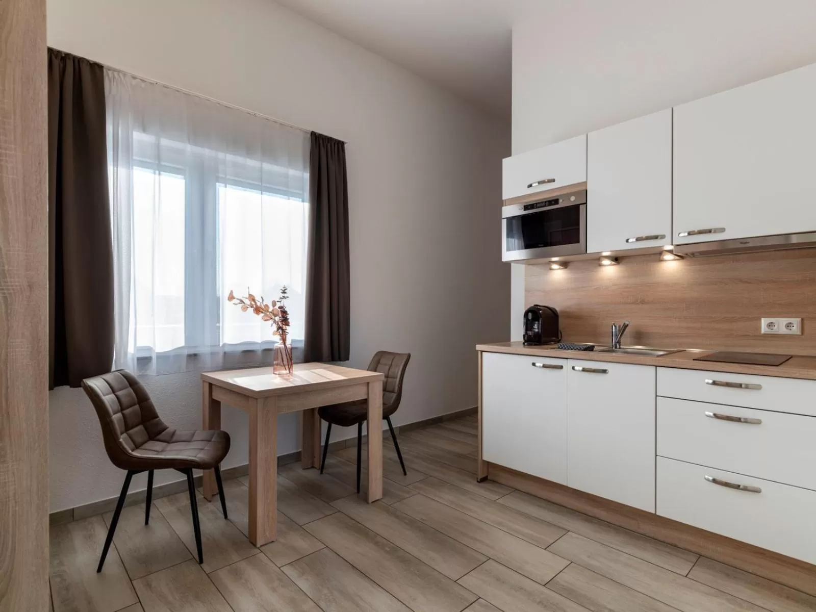 Kitchen/Kitchenette in GLEUEL INN - digital hotel & serviced apartments & boardinghouse mit voll ausgestatteten Küchen