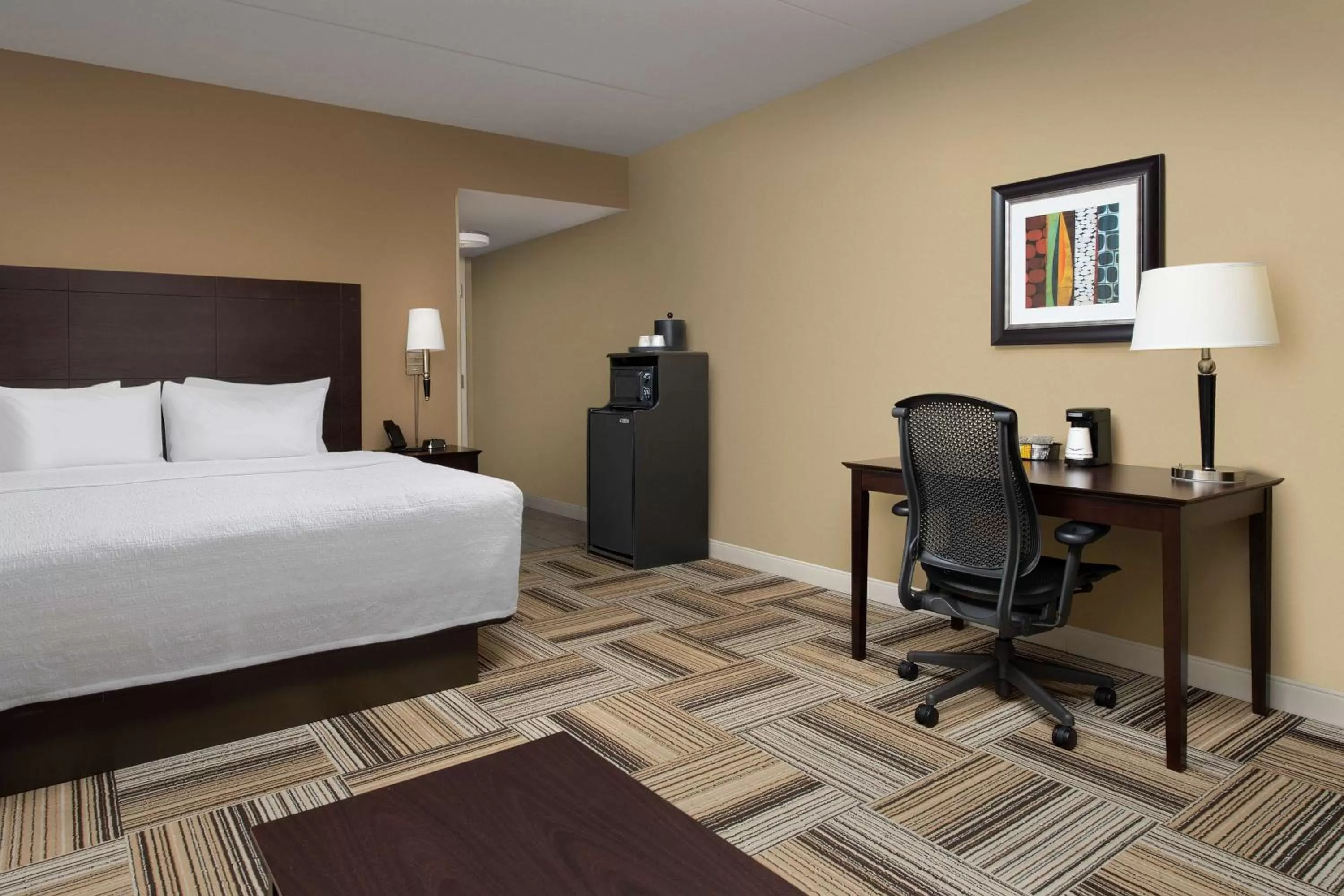 Bedroom, Bed in Hampton Inn Knoxville-East