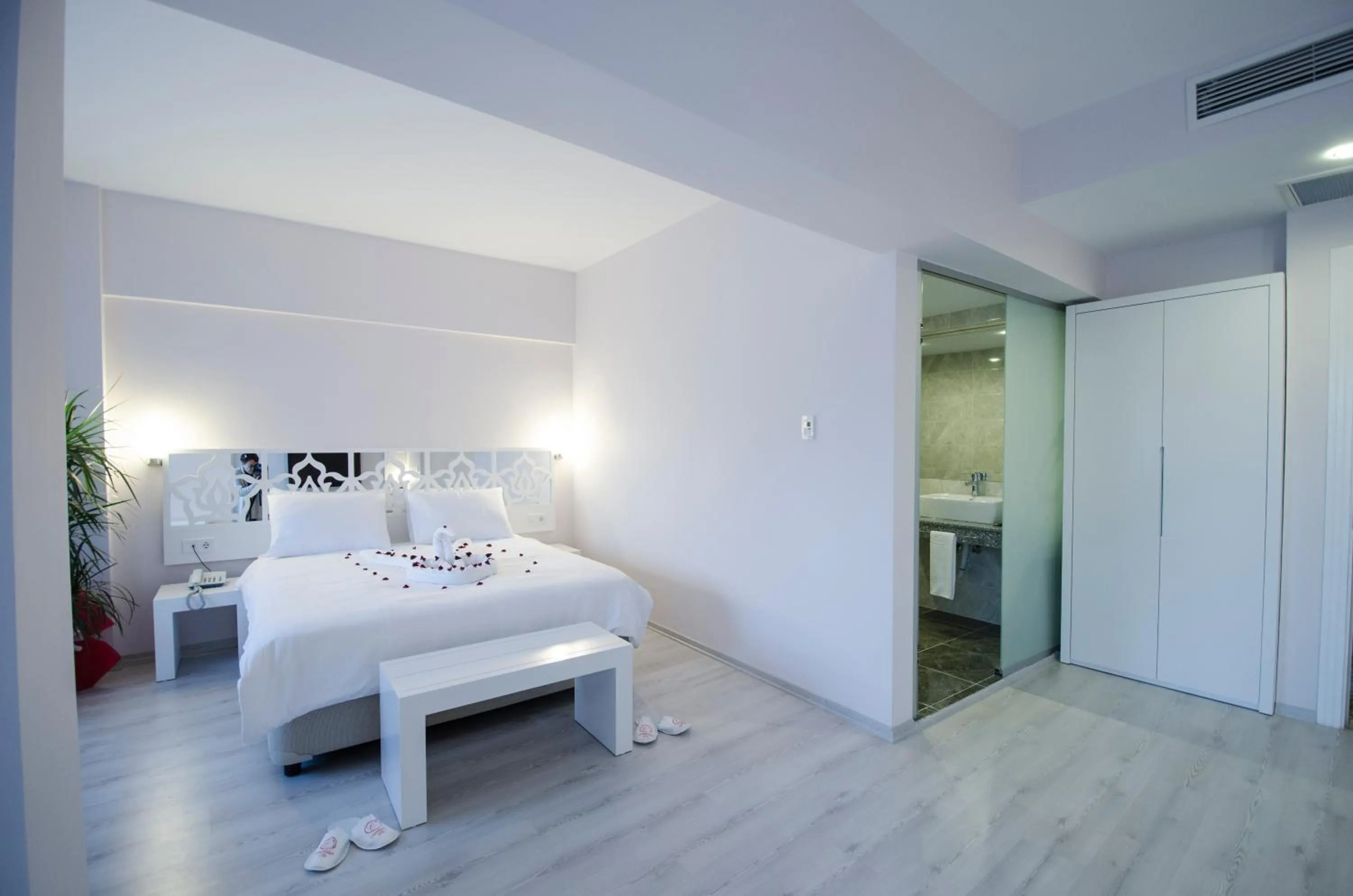 Photo of the whole room, Bed in Cimenoglu Hotel