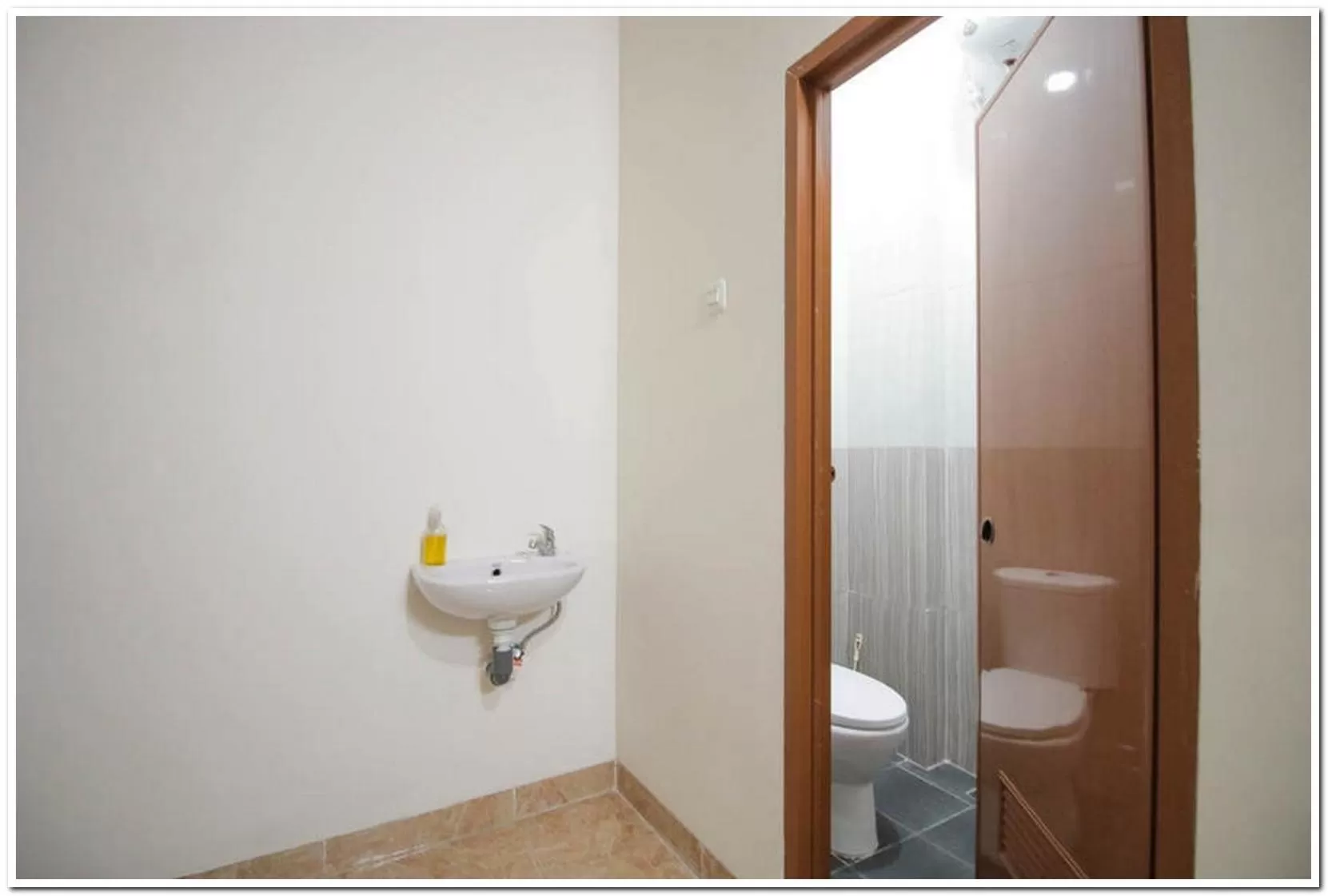 Bathroom in RedDoorz Syariah @ Jatinegara