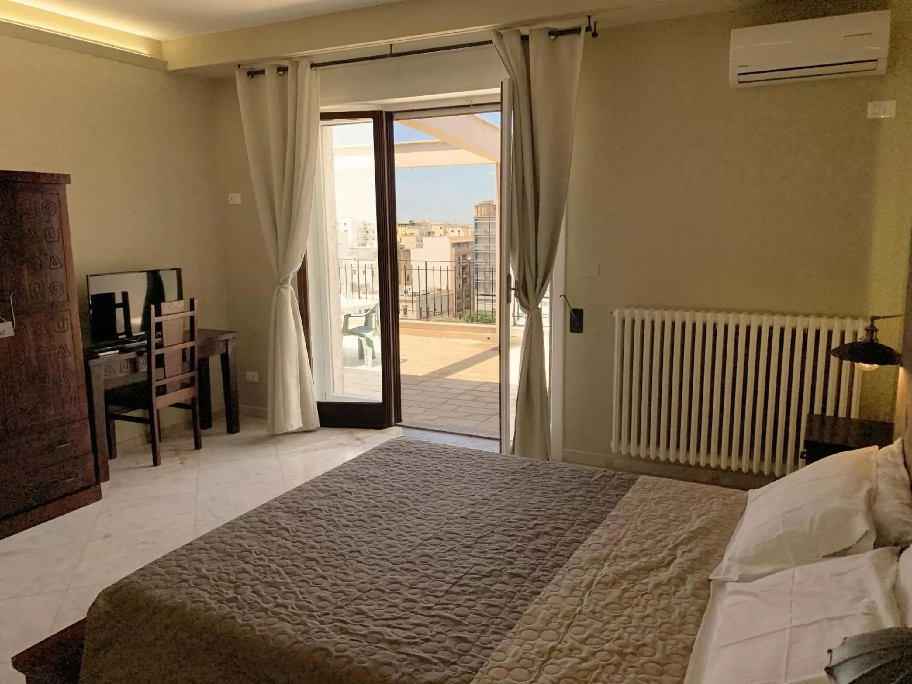 Standard Double Room with Private Adjacent Bathroom in L'Attico di Piazza Mazzini Rooms Standard Double Room with Private Adjacent Bathroom in L'Attico di Piazza Mazzini Rooms