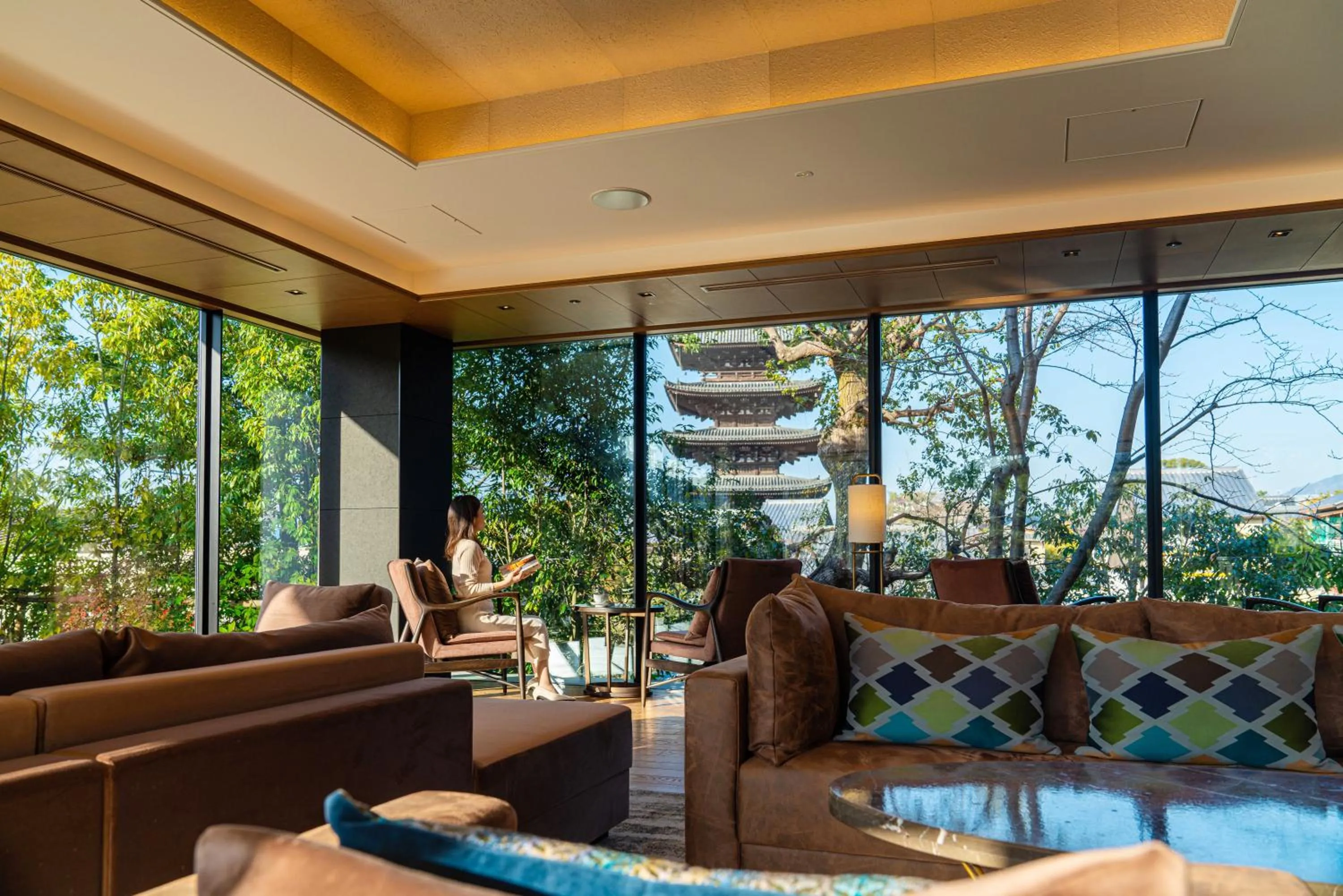 Communal lounge/ TV room in The Hotel Seiryu Kyoto Kiyomizu - a member of the Leading Hotels of the World-