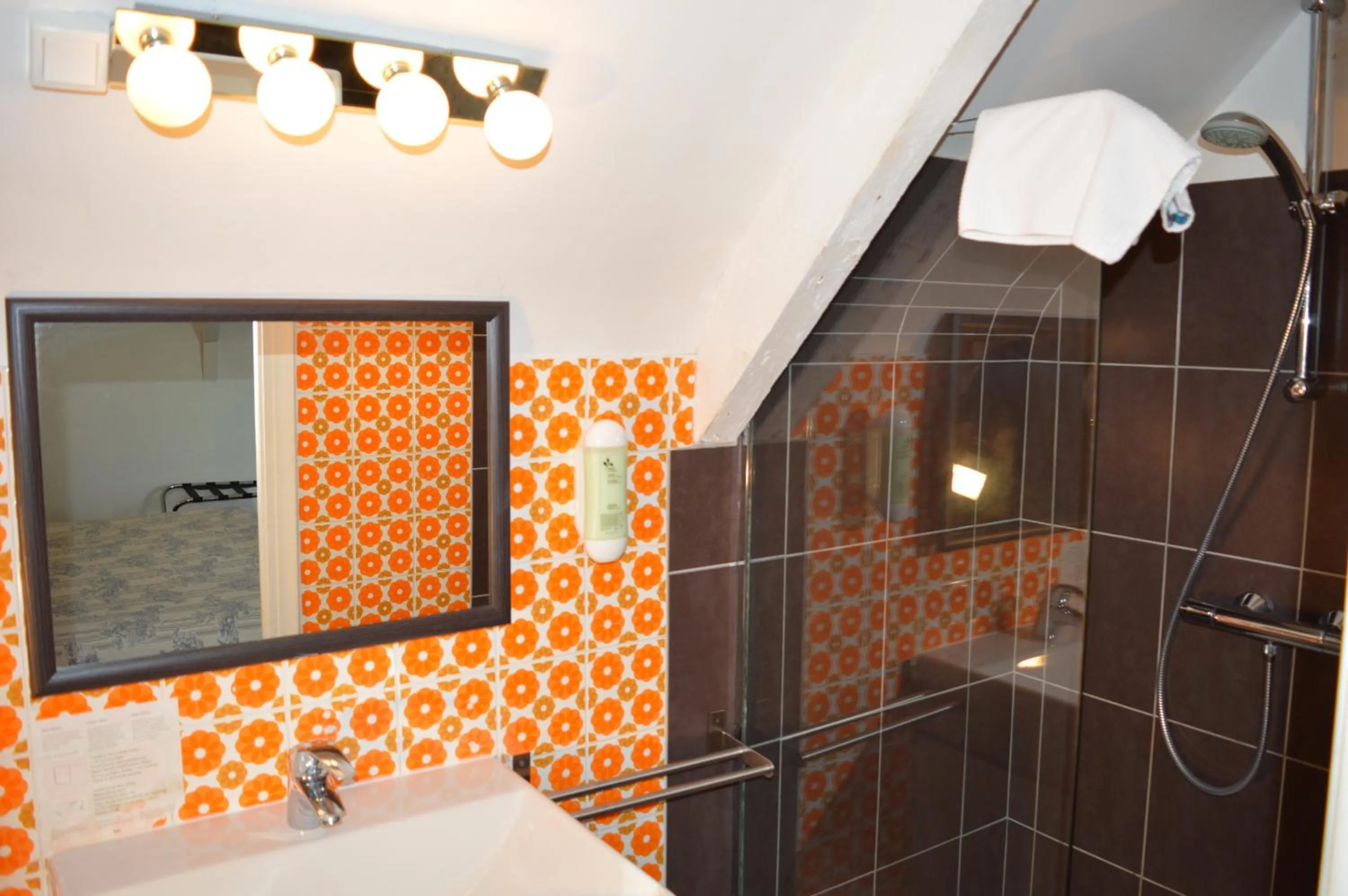 Shower in Ty Mad Hôtel