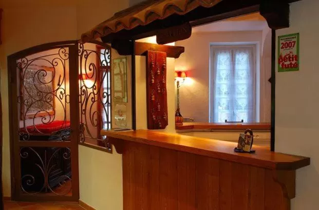 Lobby or reception, Bed in Hotel La Bonne Auberge