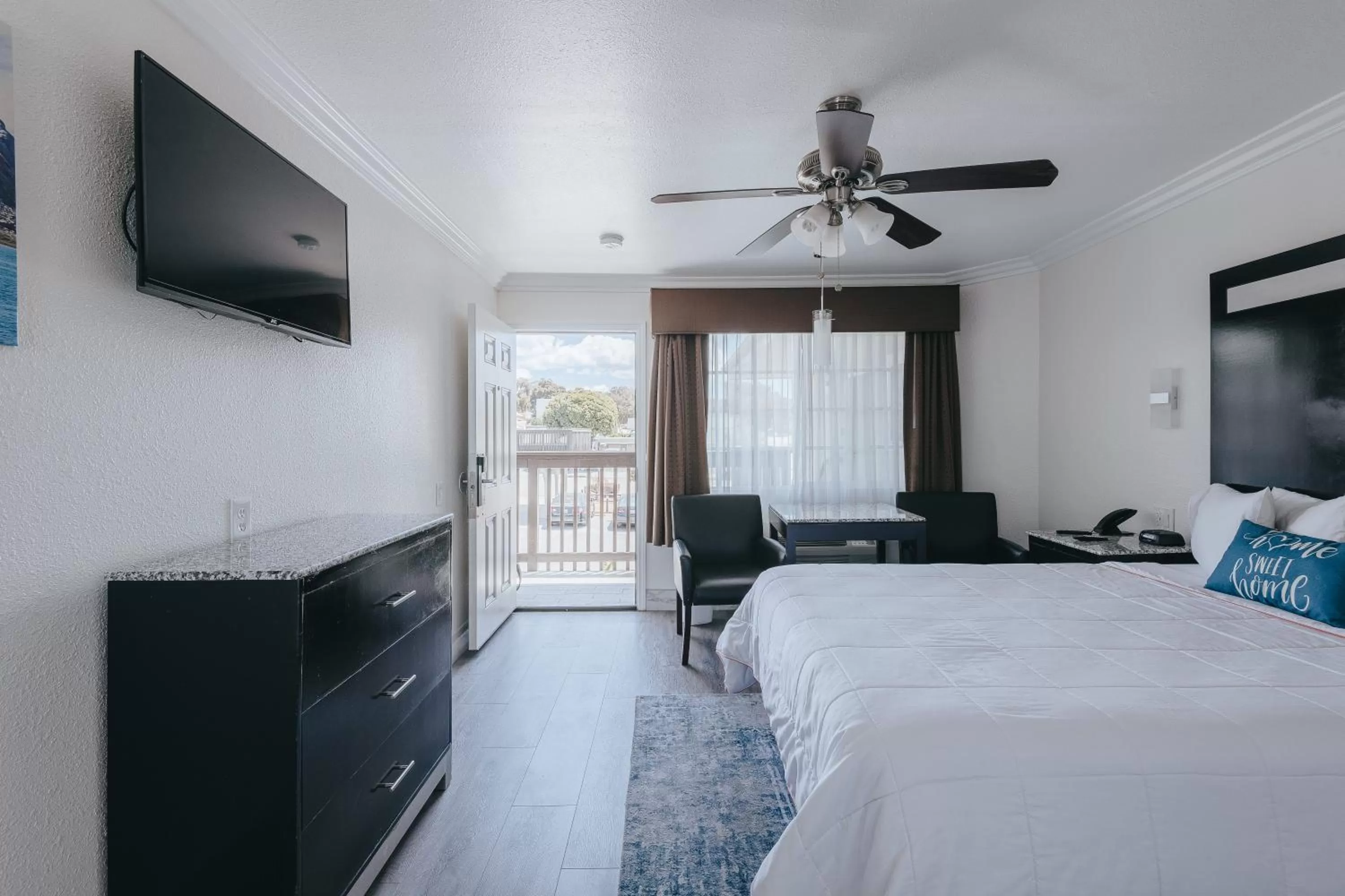 TV and multimedia, Bed in Sea Air Inn & Suites - Downtown - Restaurant Row