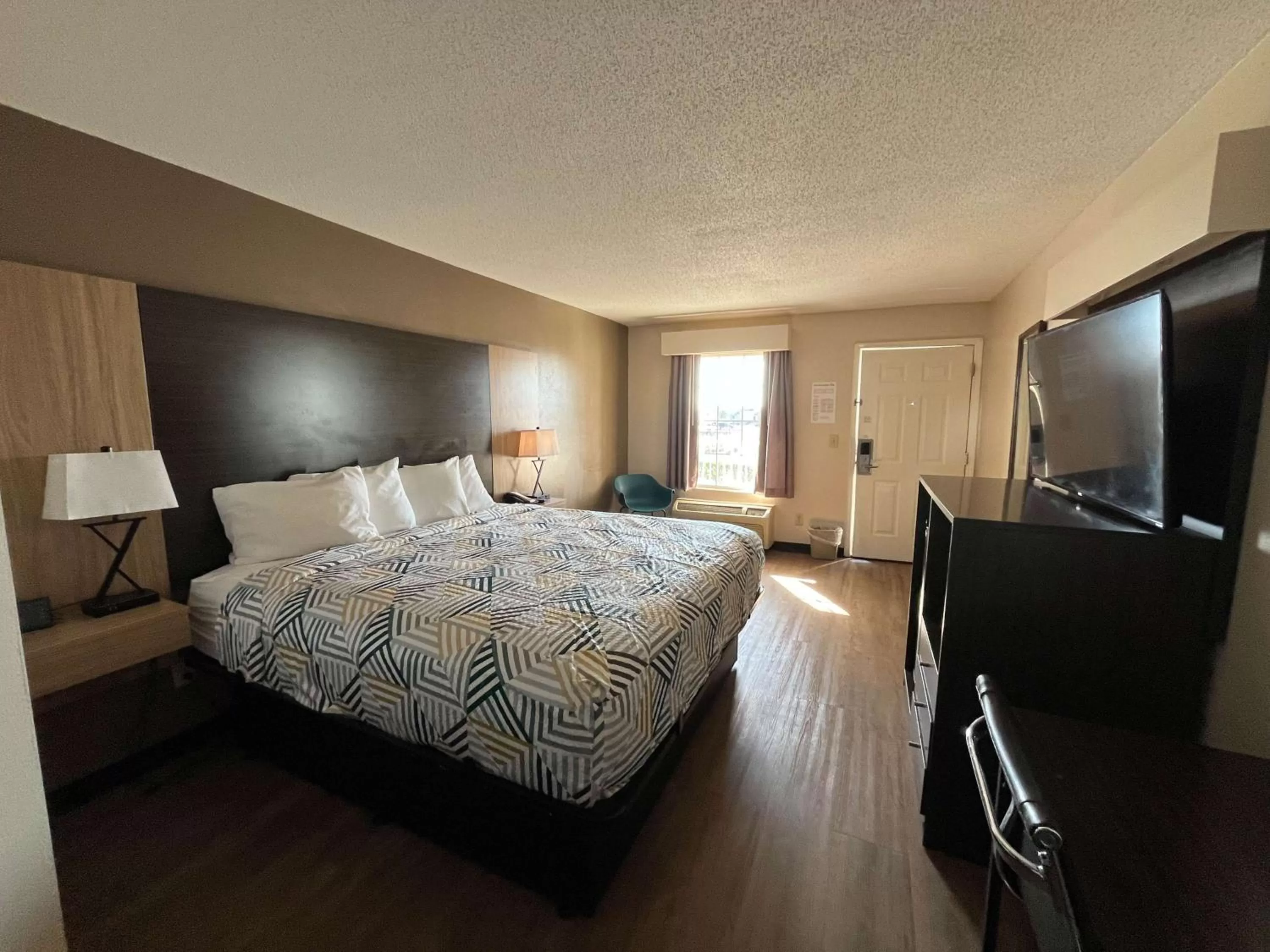 Bedroom, Bed in Motel 6 Georgetown, SC Marina