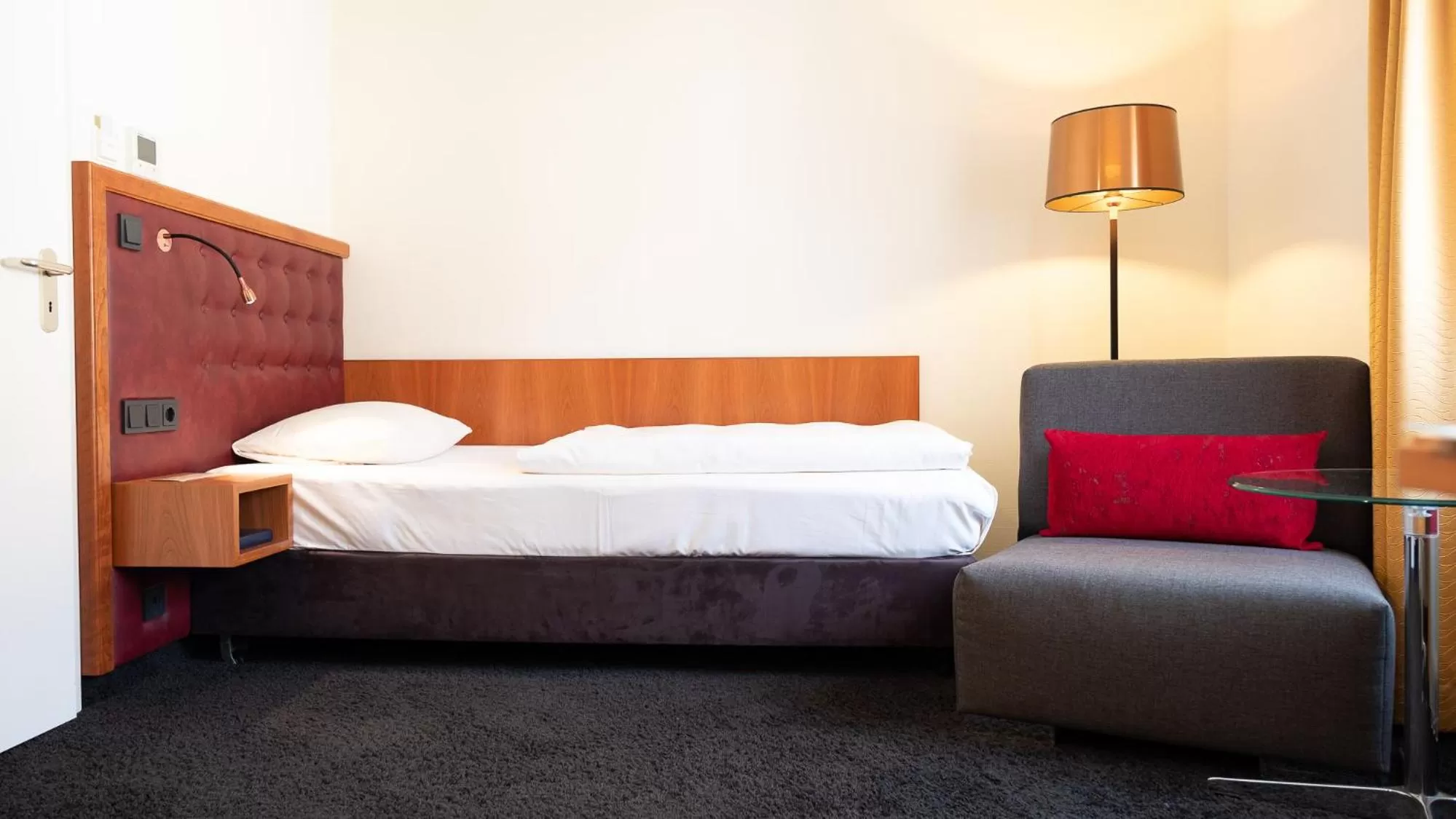 Bedroom, Bed in Hotel & Restaurant Walfisch