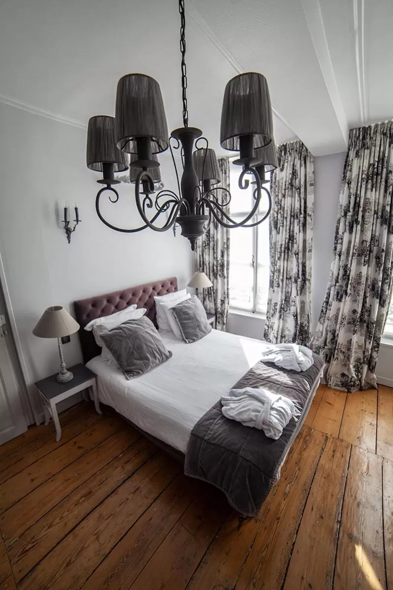 Photo of the whole room, Bed in Bienvenue Chez Nous