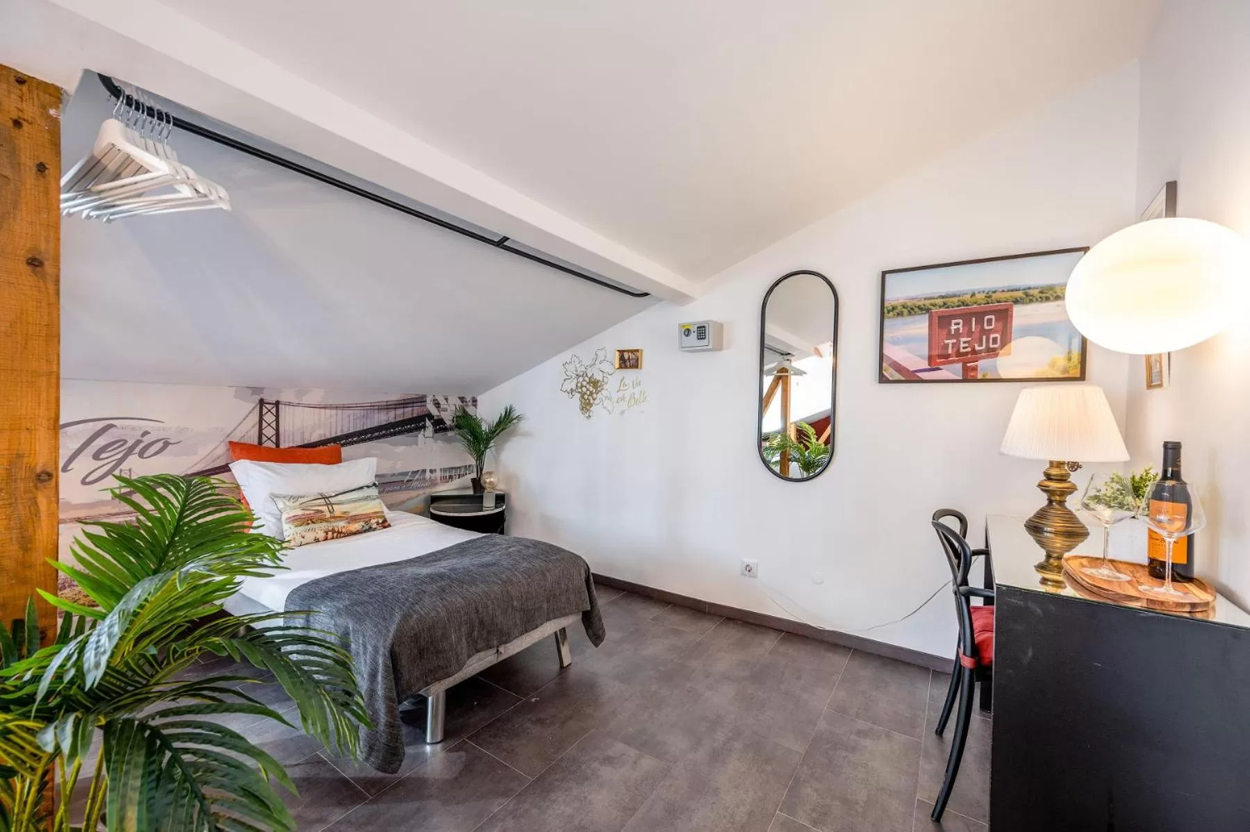 Photo of the whole room, Bed in Lisbon Wine House - Rooms & Suites