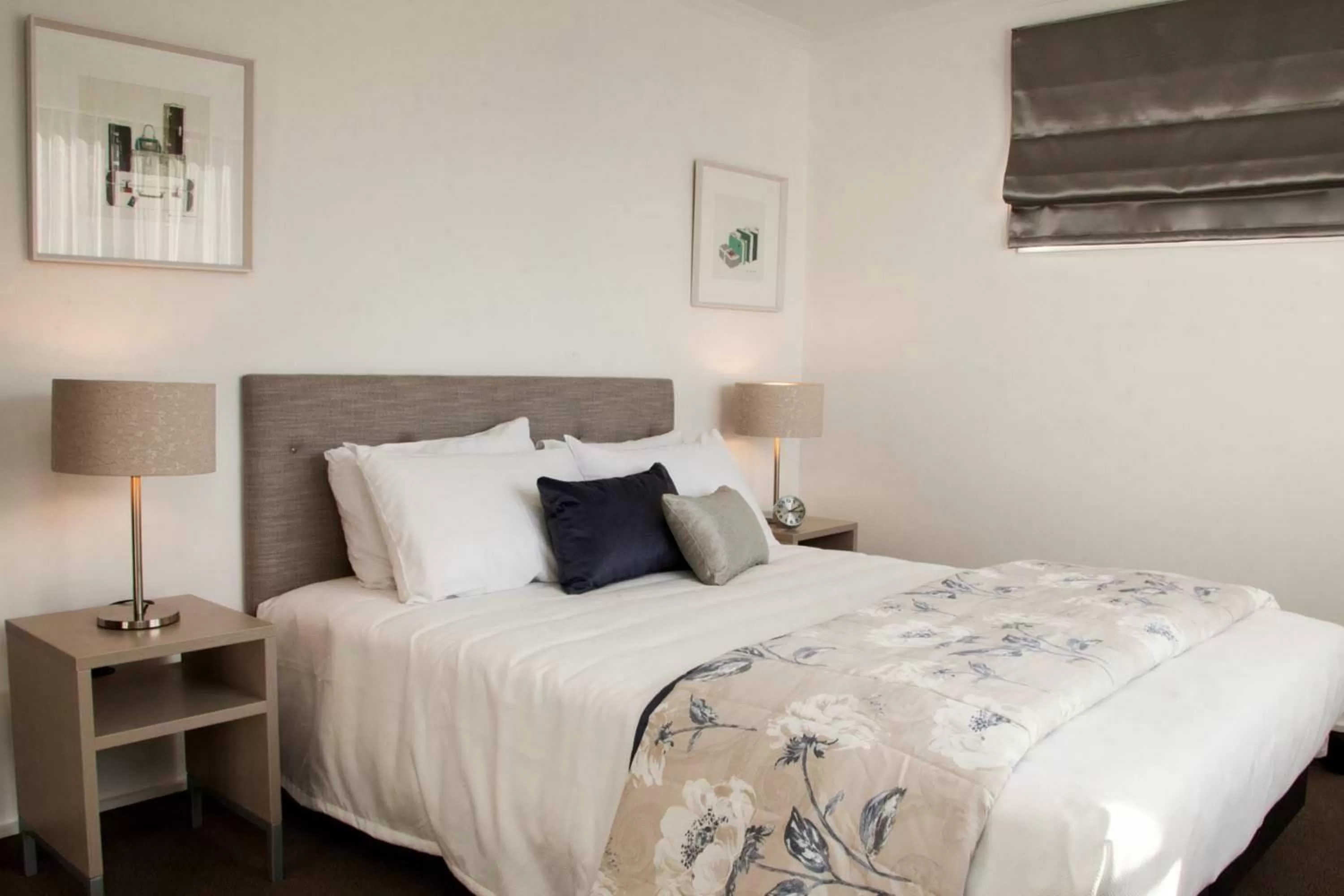 Bedroom, Bed in Aria on Bank