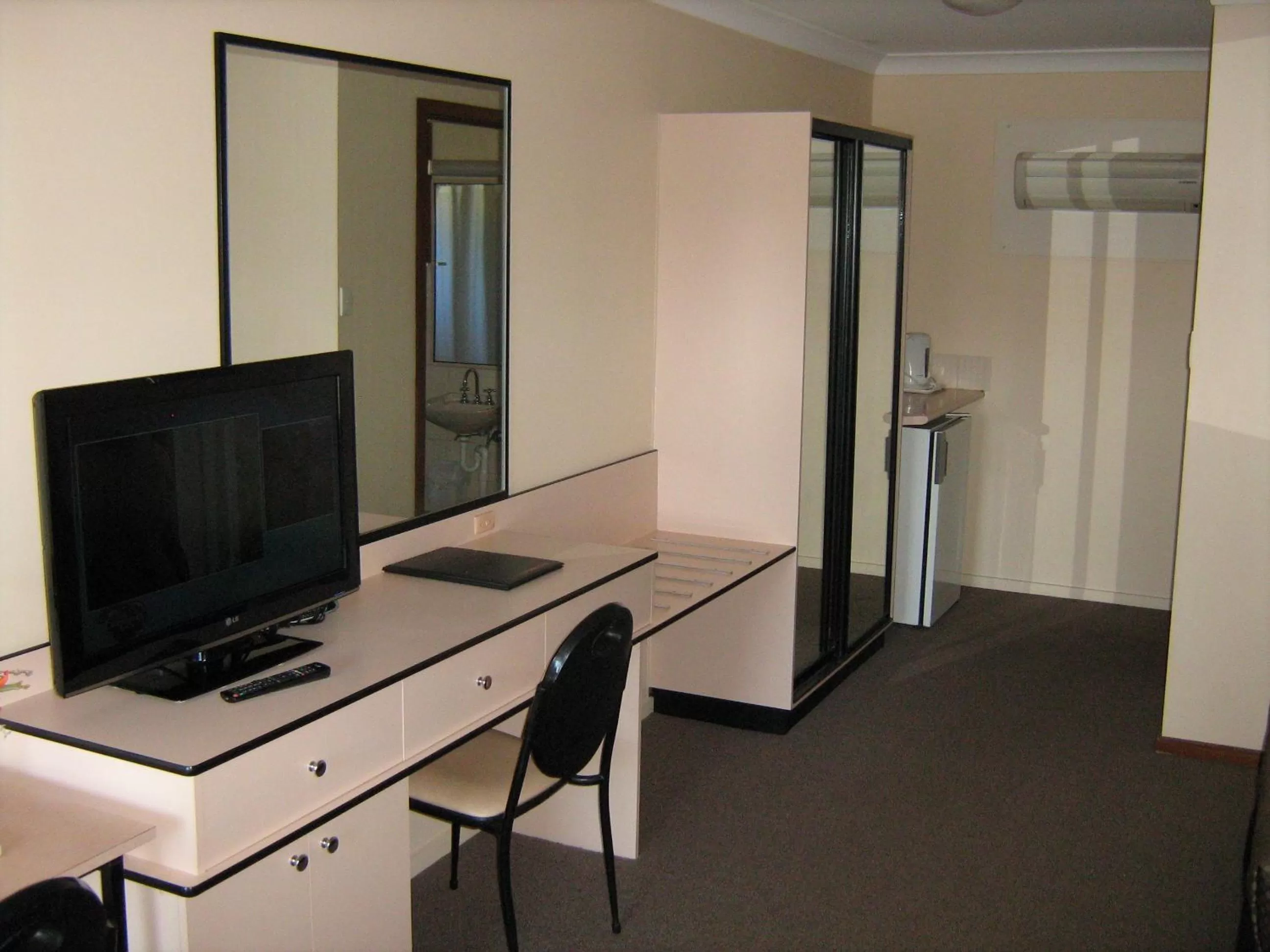Seating area in Highway Inn Motel