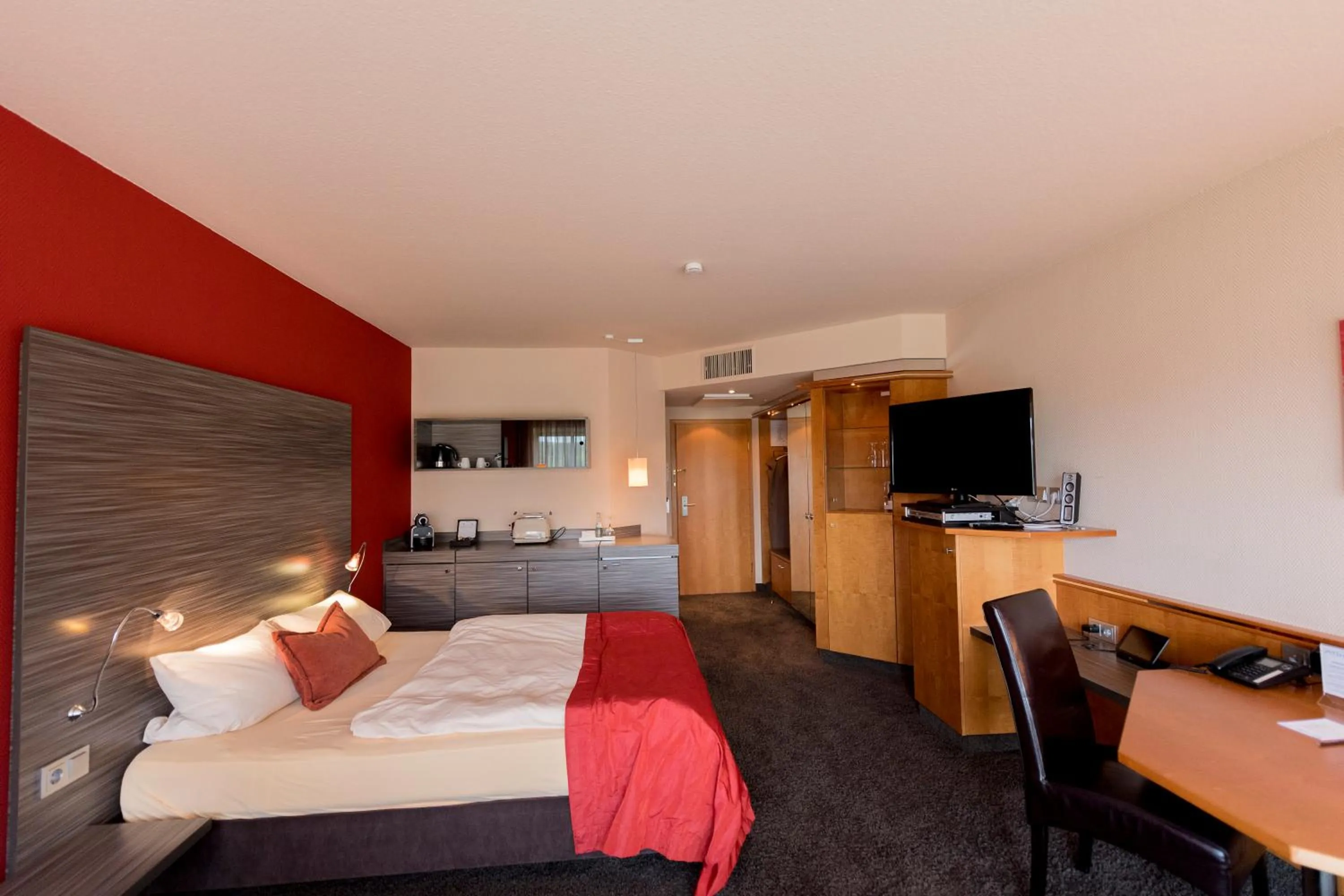 Bathroom, Bed in Atrium Hotel Mainz