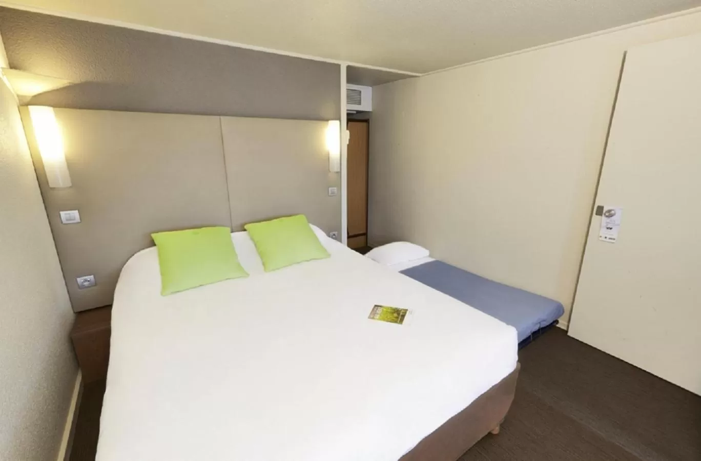 Triple Room (2 Adults + 1 Child) in Campanile NATURE - Bordeaux Sud Gradignan Talence