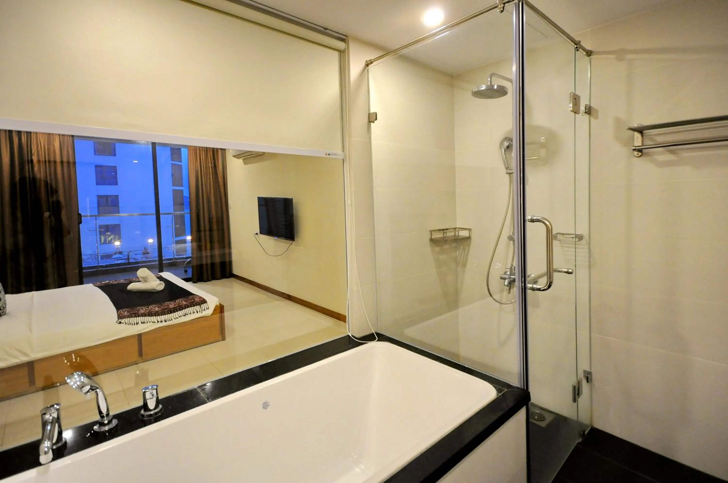 Bathroom, Bed in Holi Beach Hotel & Apartments