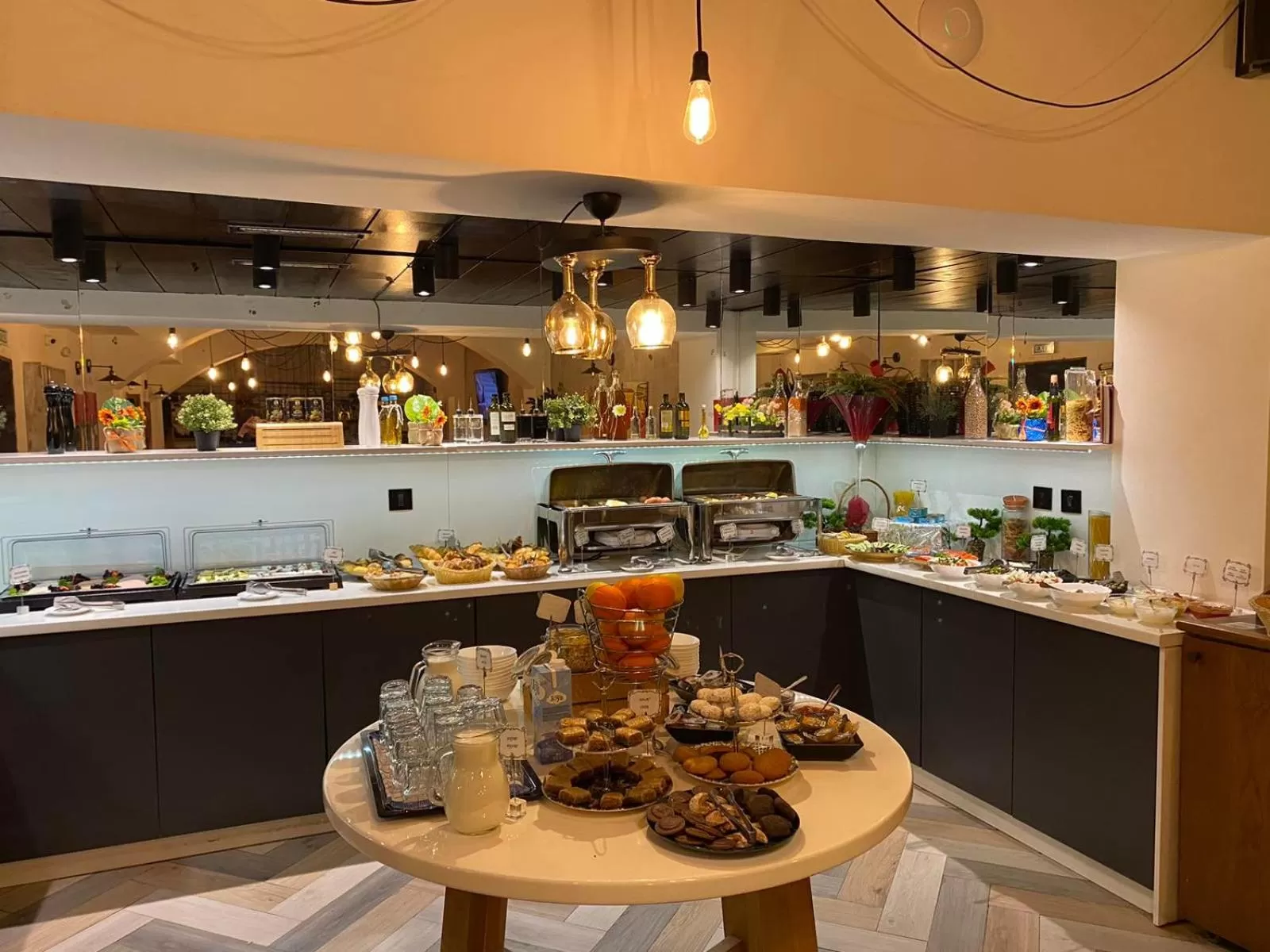 Restaurant/places to eat in Capital Hotel Garni