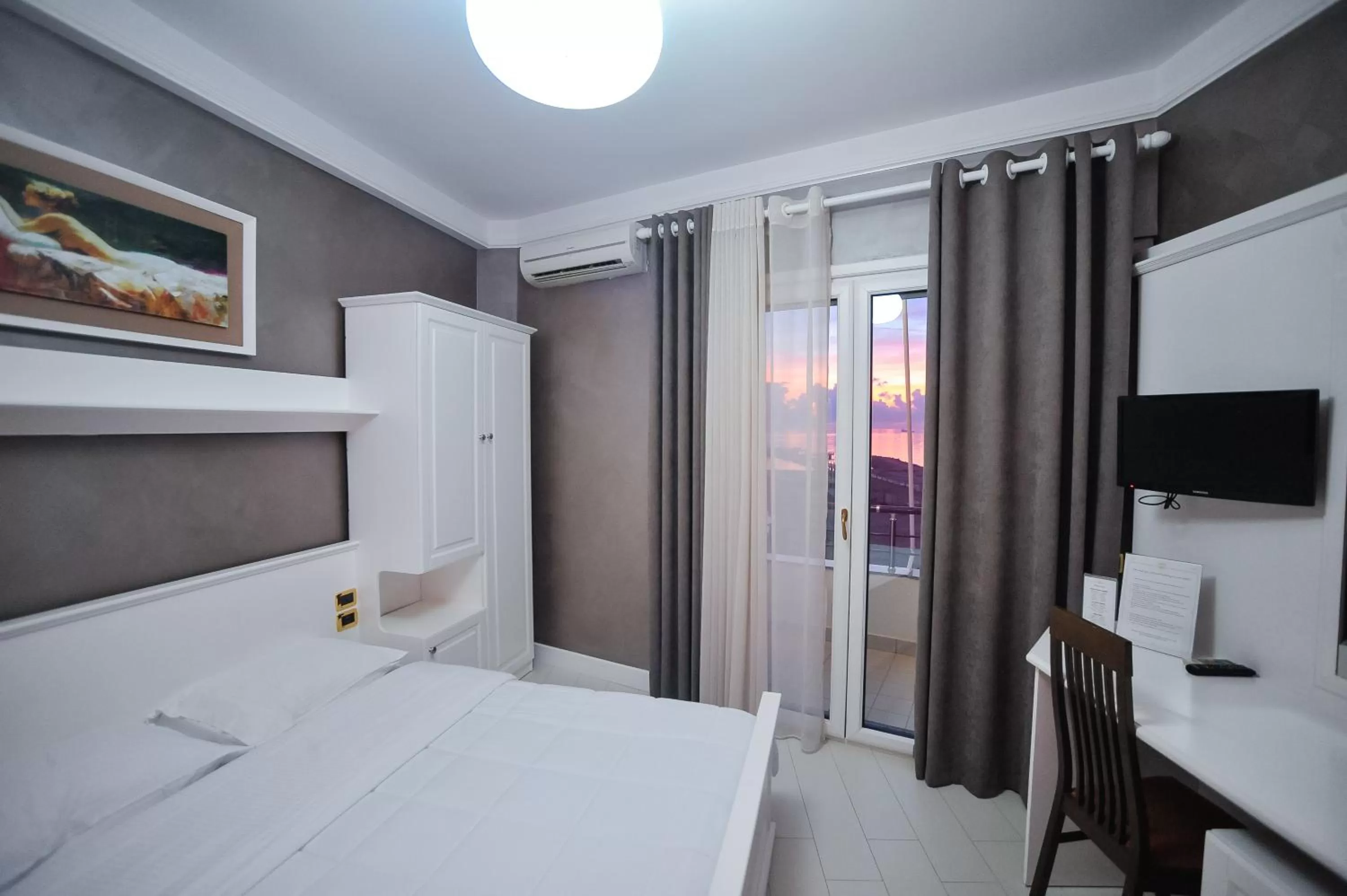 Photo of the whole room, Bed in Iliria Internacional Hotel