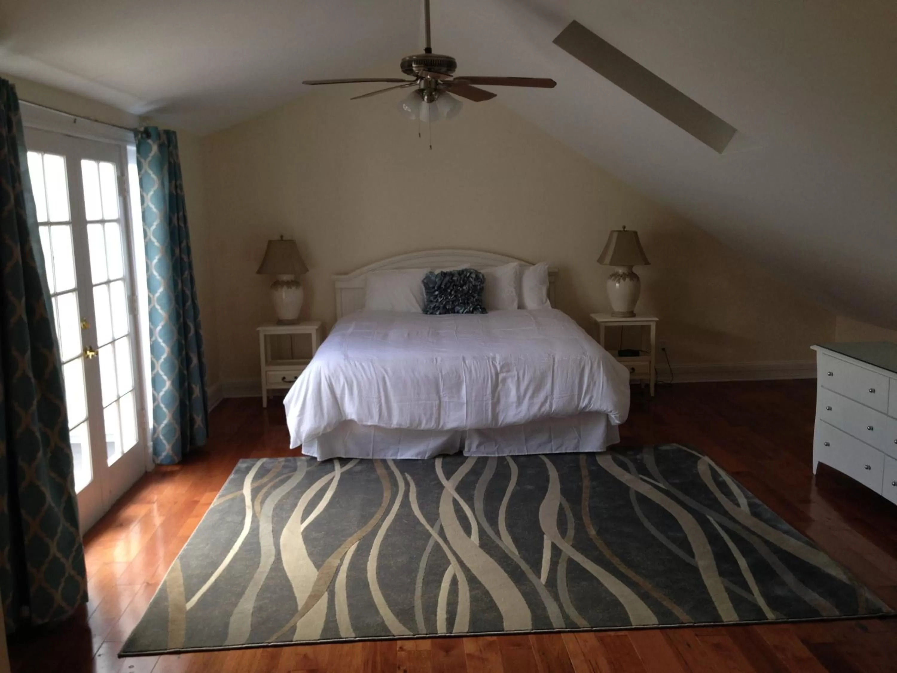 Photo of the whole room, Bed in Douglas House