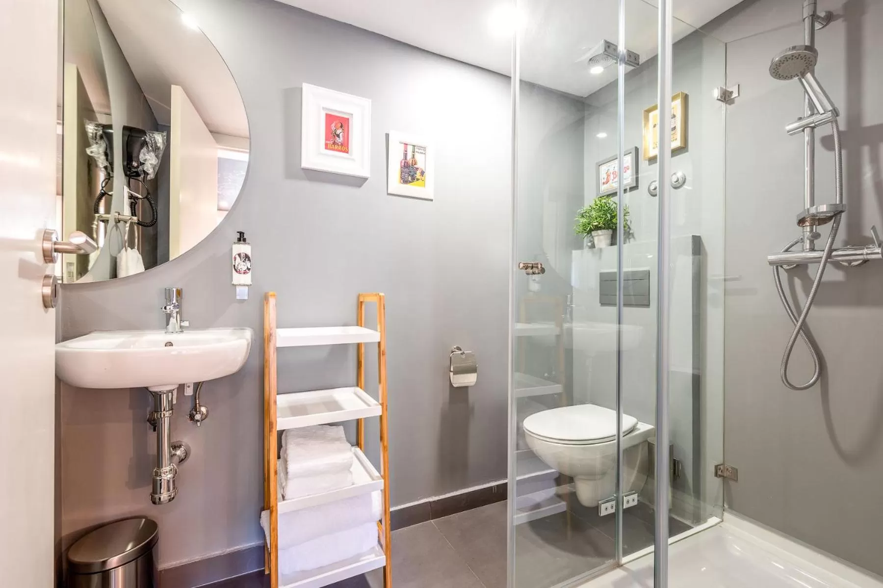 Bathroom in Lisbon Wine House - Rooms & Suites