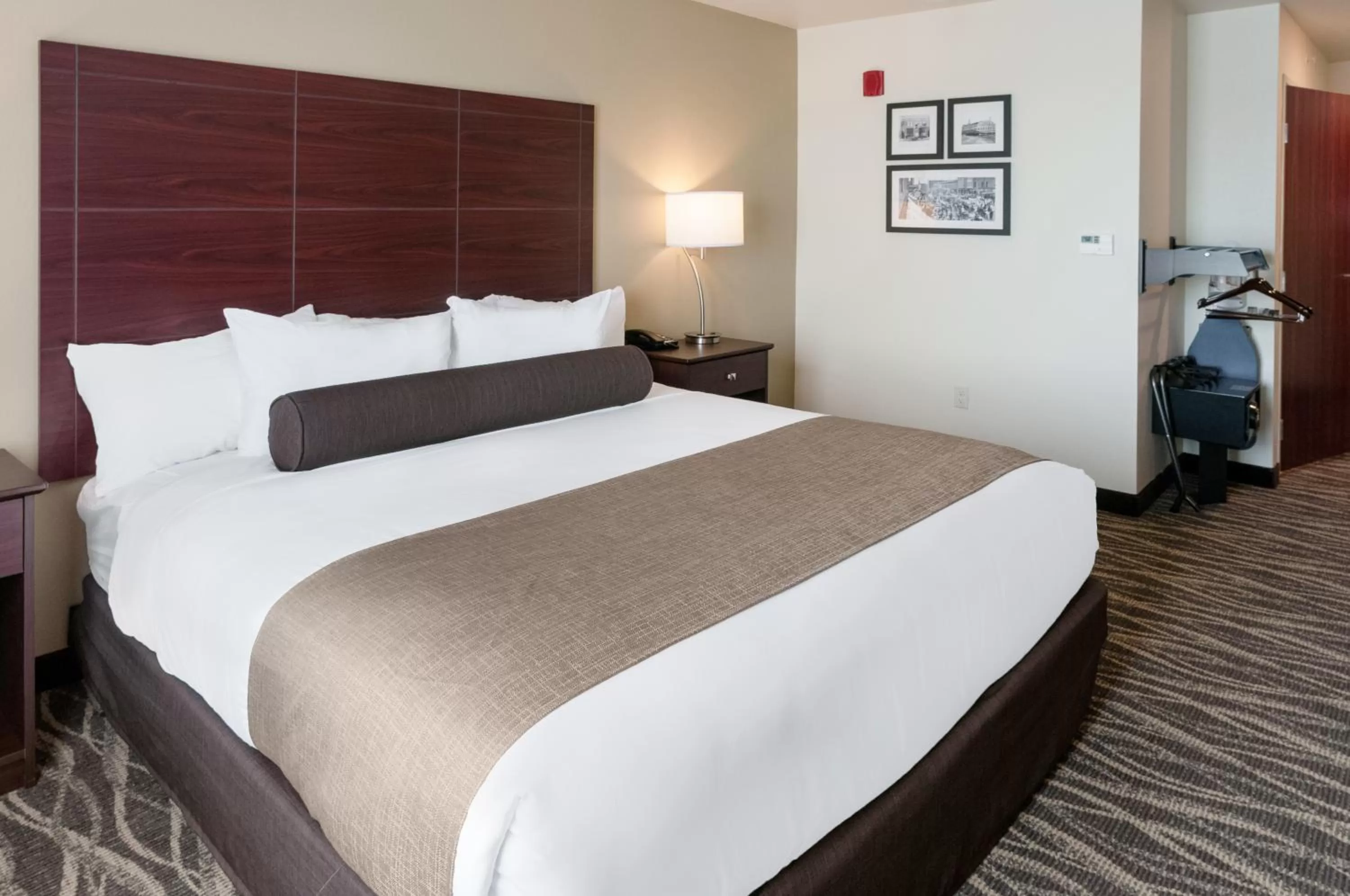 Bed in Cobblestone Hotel & Suites Appleton International Airport