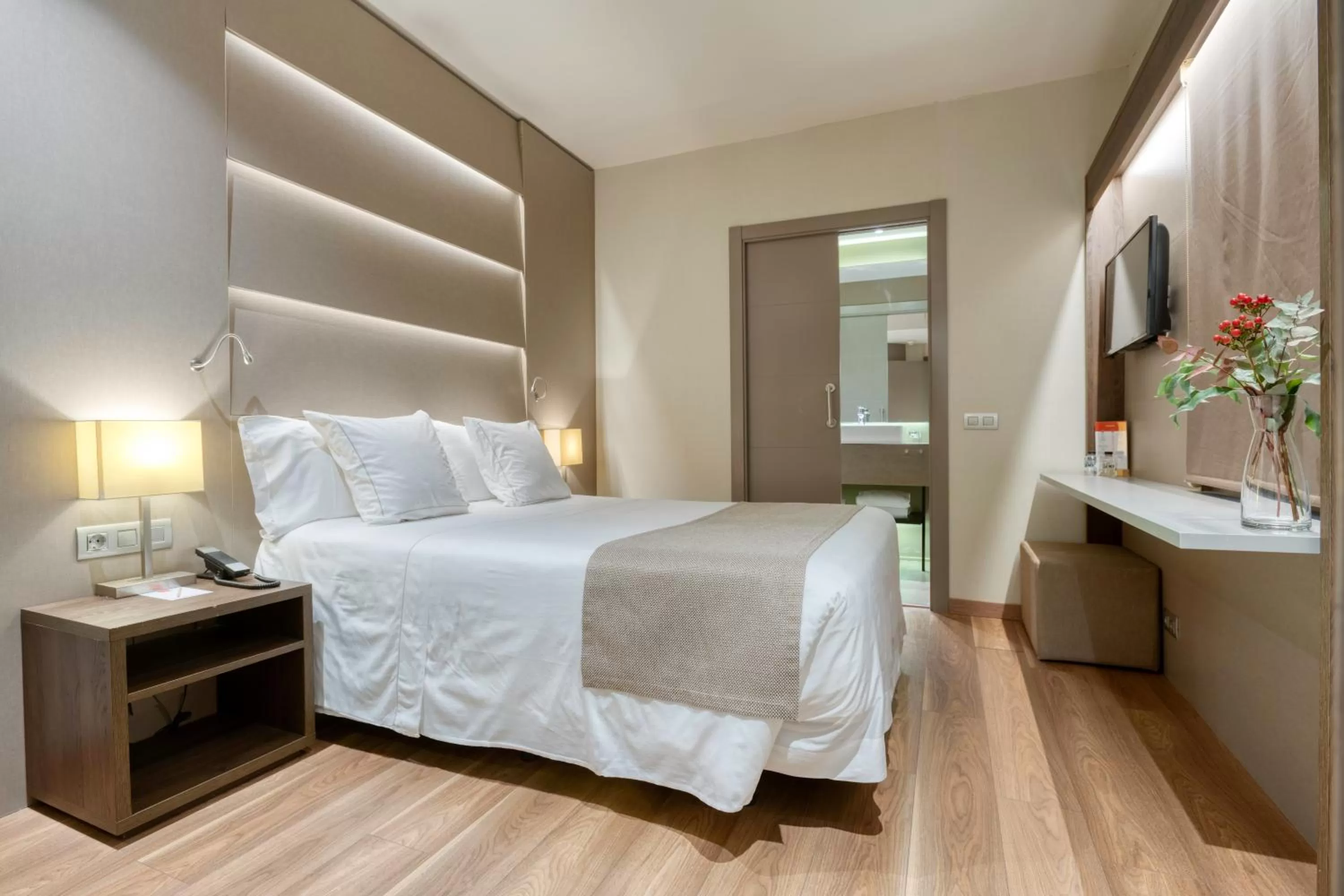 Photo of the whole room, Bed in Hotel America Barcelona