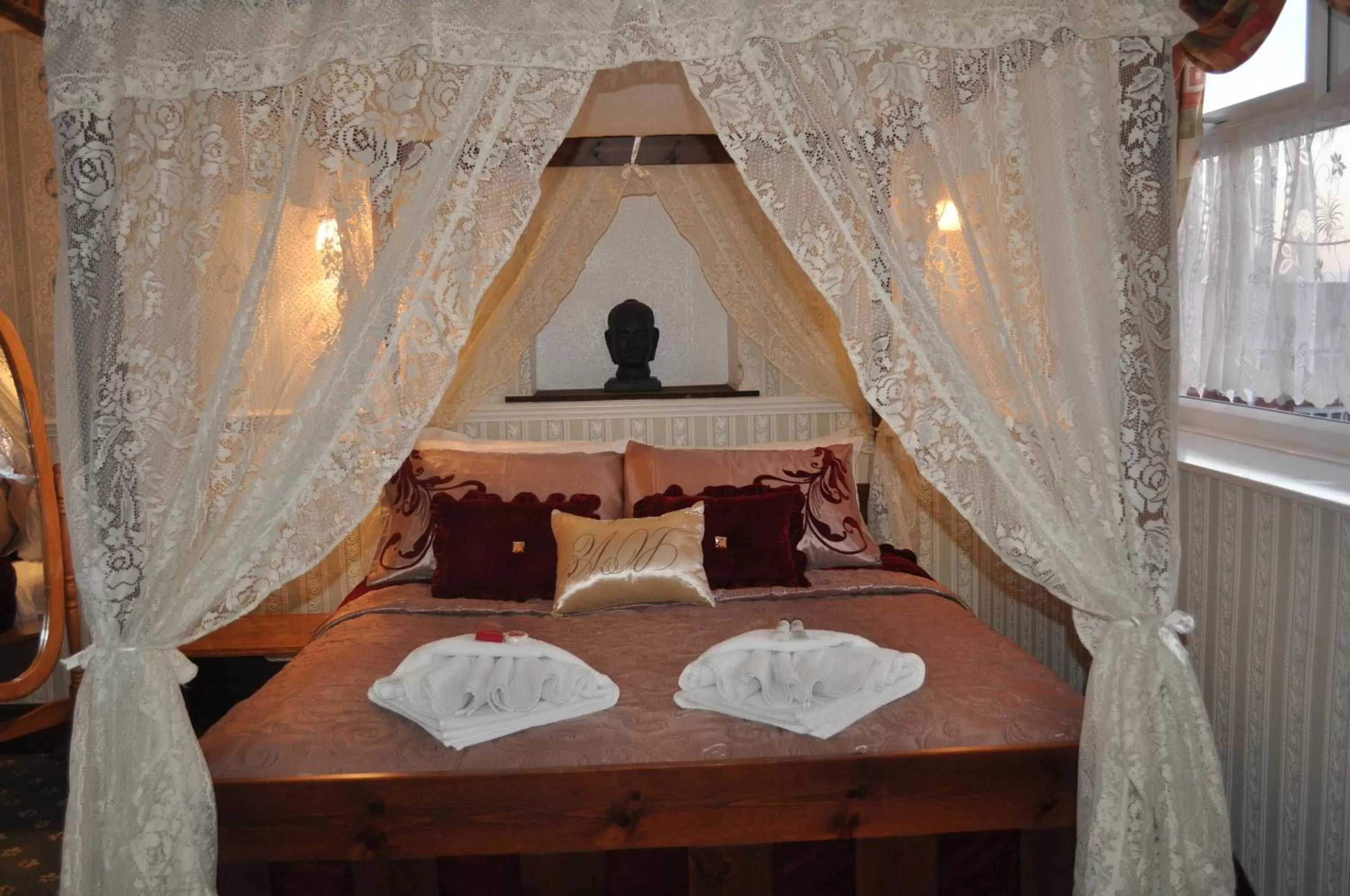 Bed in The New Guilderoy Hotel