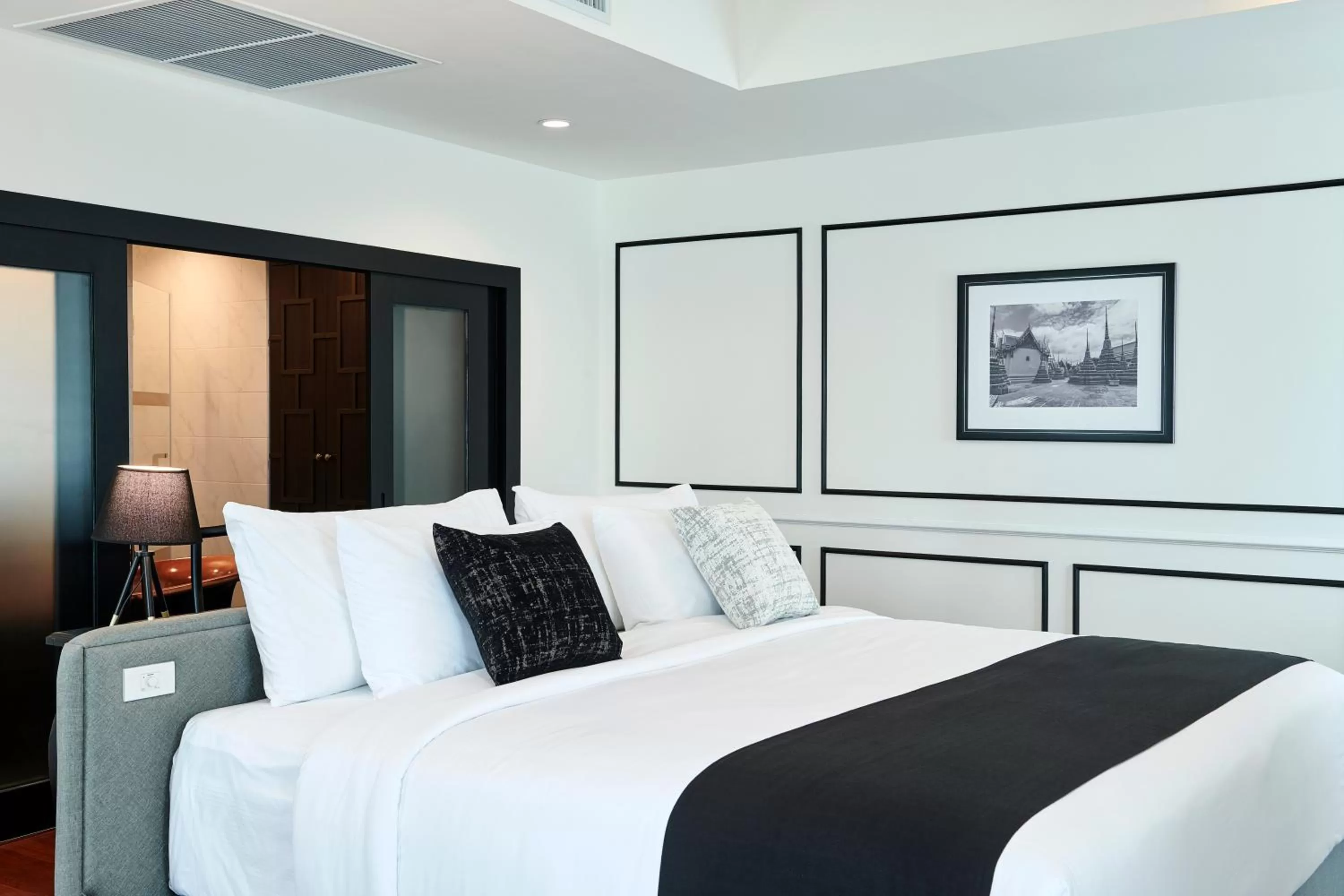 Bed in Villa De Pranakorn