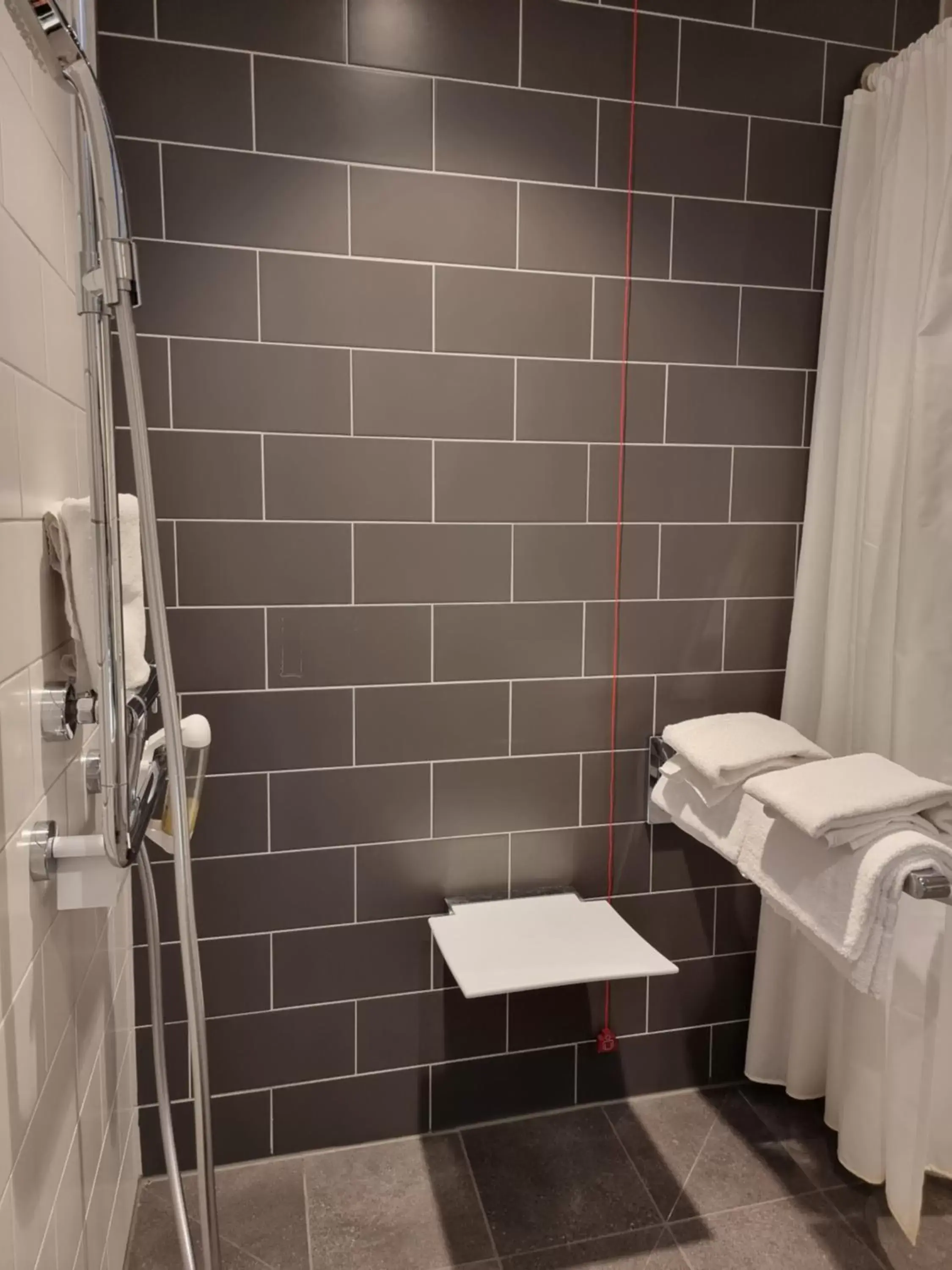 Standard Queen Room - Disability Access in Holiday Inn Express - Wiesbaden by IHG Standard Queen Room - Disability Access in Holiday Inn Express - Wiesbaden by IHG