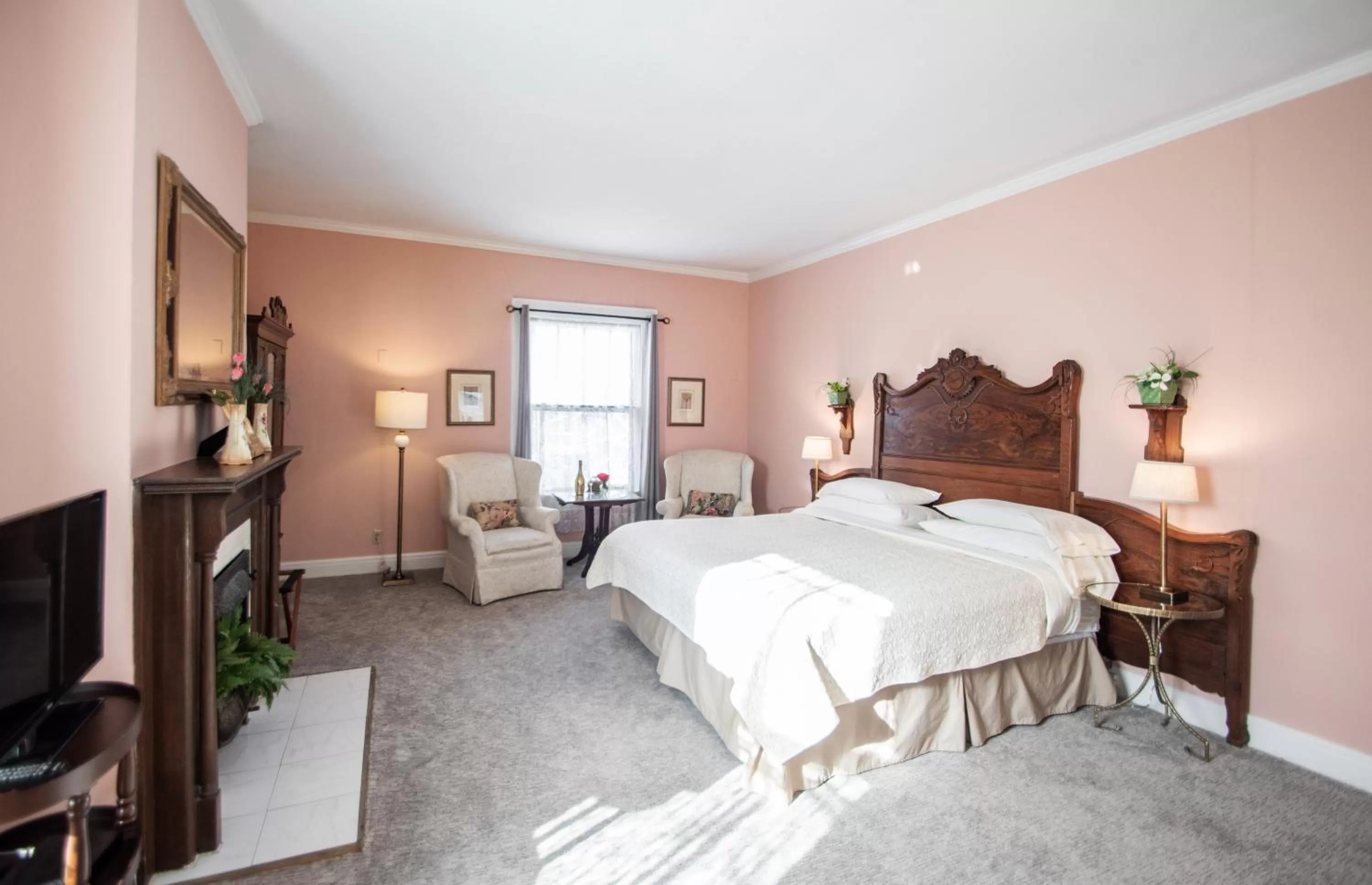 Photo of the whole room, Bed in Looking Glass Inn