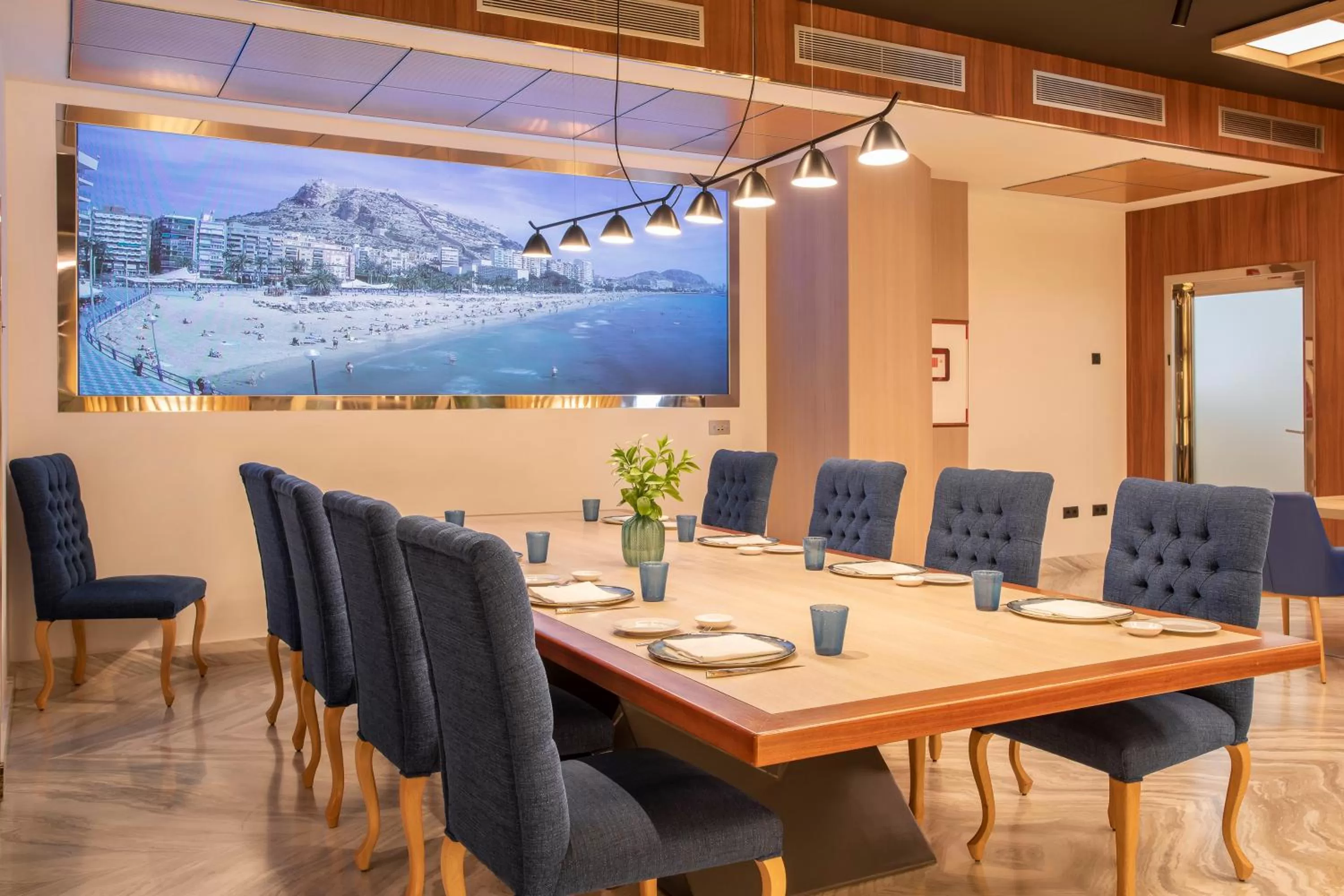 Restaurant/places to eat in Melia Alicante