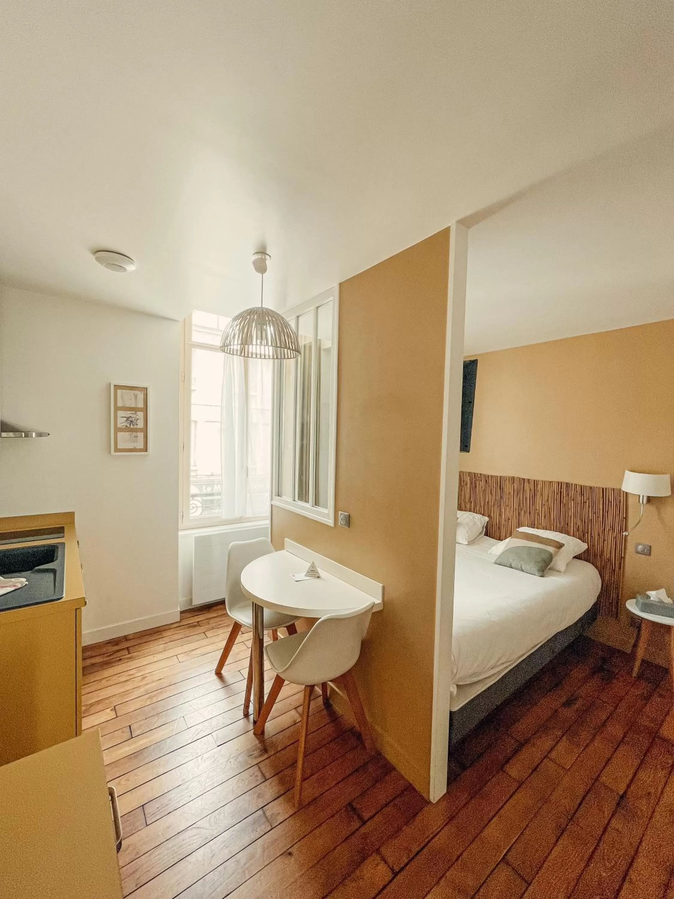 Photo of the whole room, Bed in Garden Hotel Rennes Centre Gare