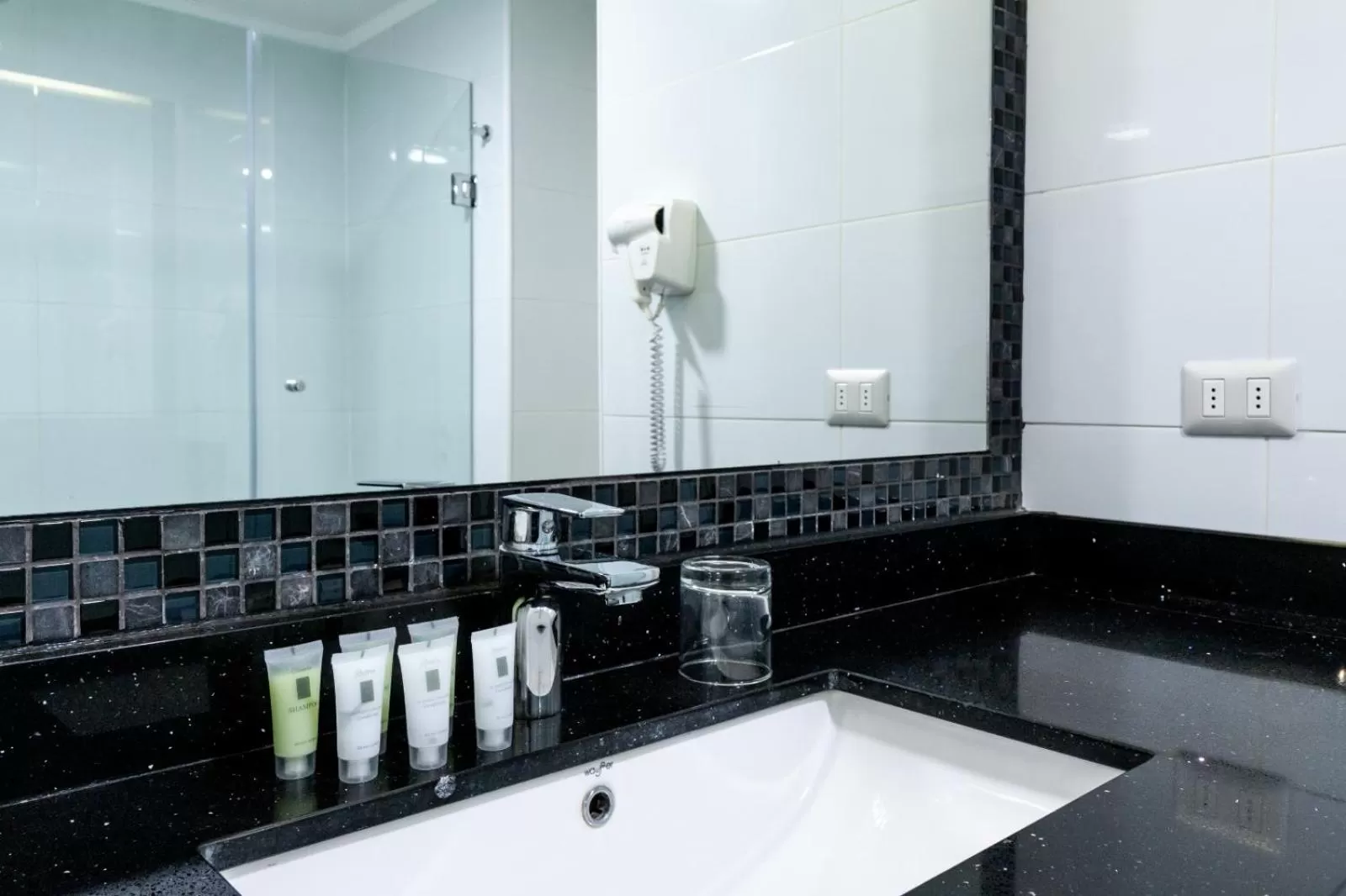 Shower, Bathroom in Hotel He Wang Santiago