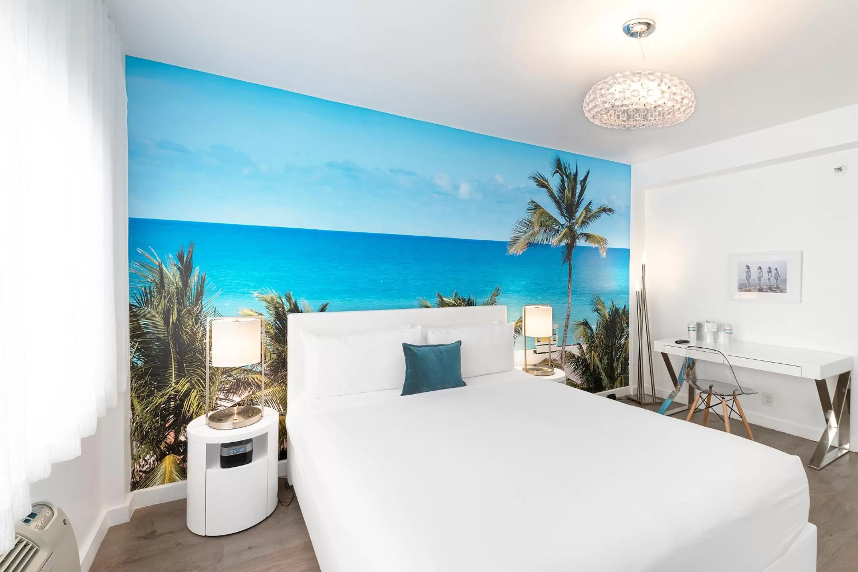 Photo of the whole room, Bed in Penguin Hotel