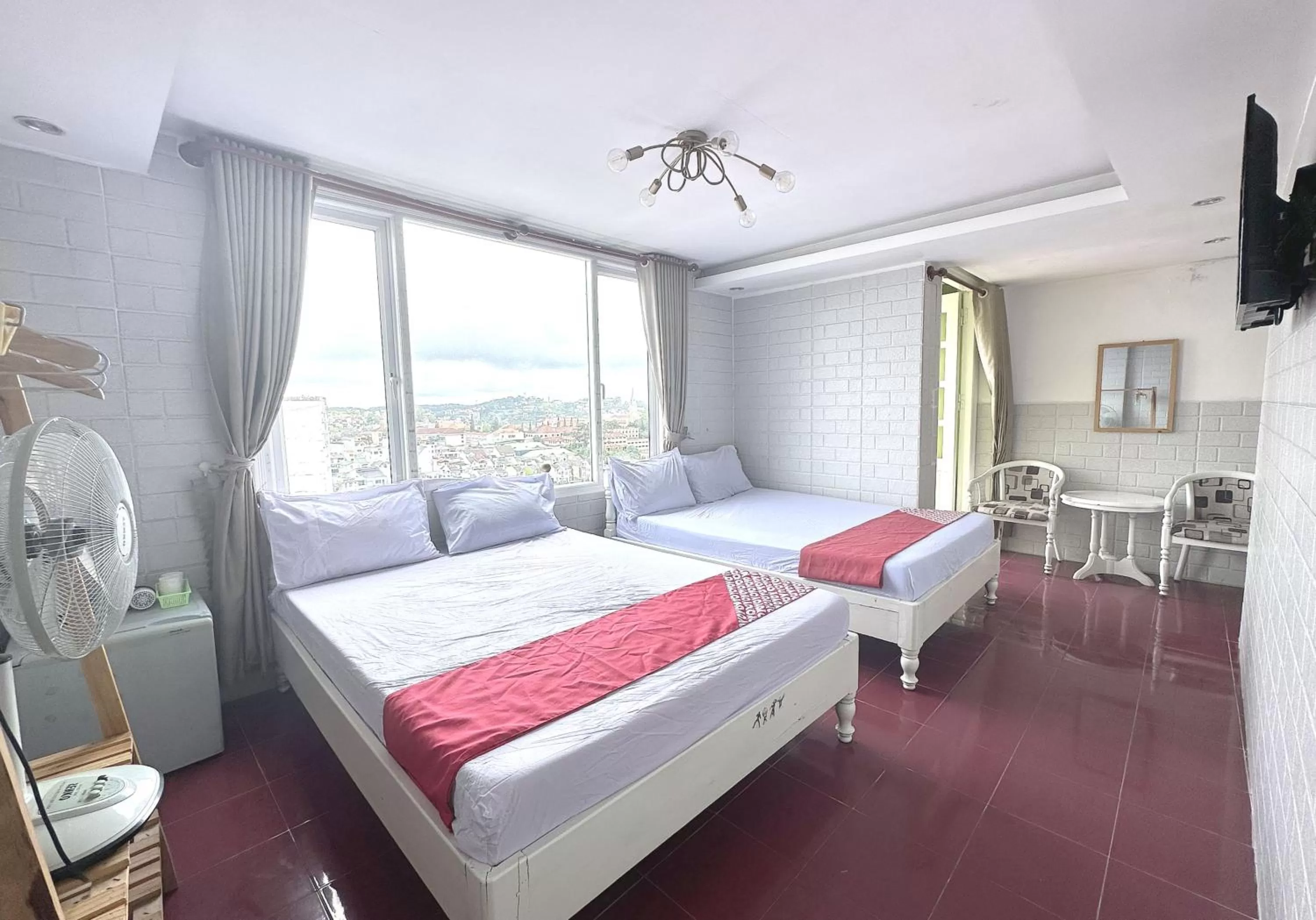 Photo of the whole room in OYO 1196 Le Vu Hotel