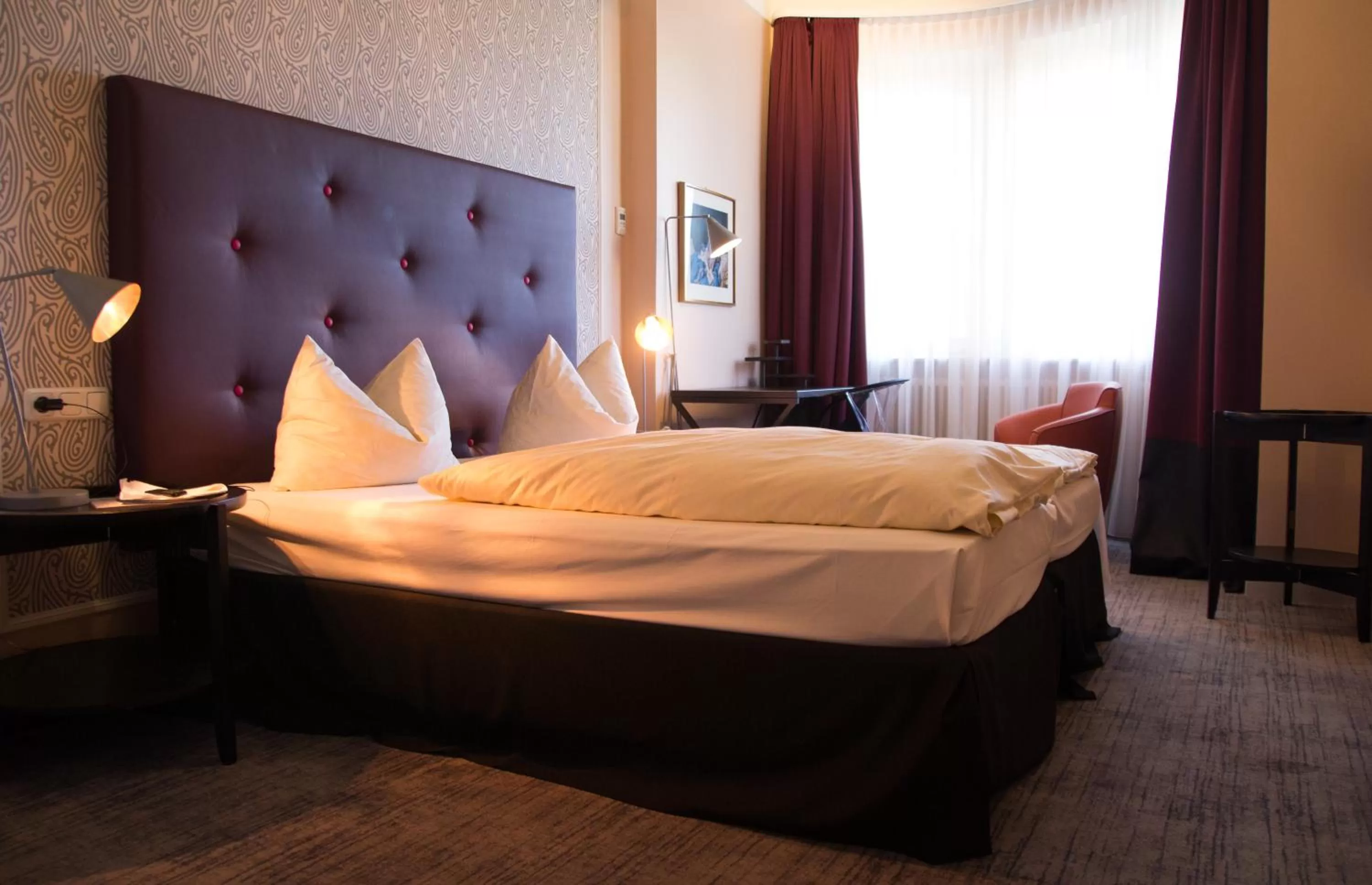 Bed in Historik Hotel Goldener Hirsch Rothenburg