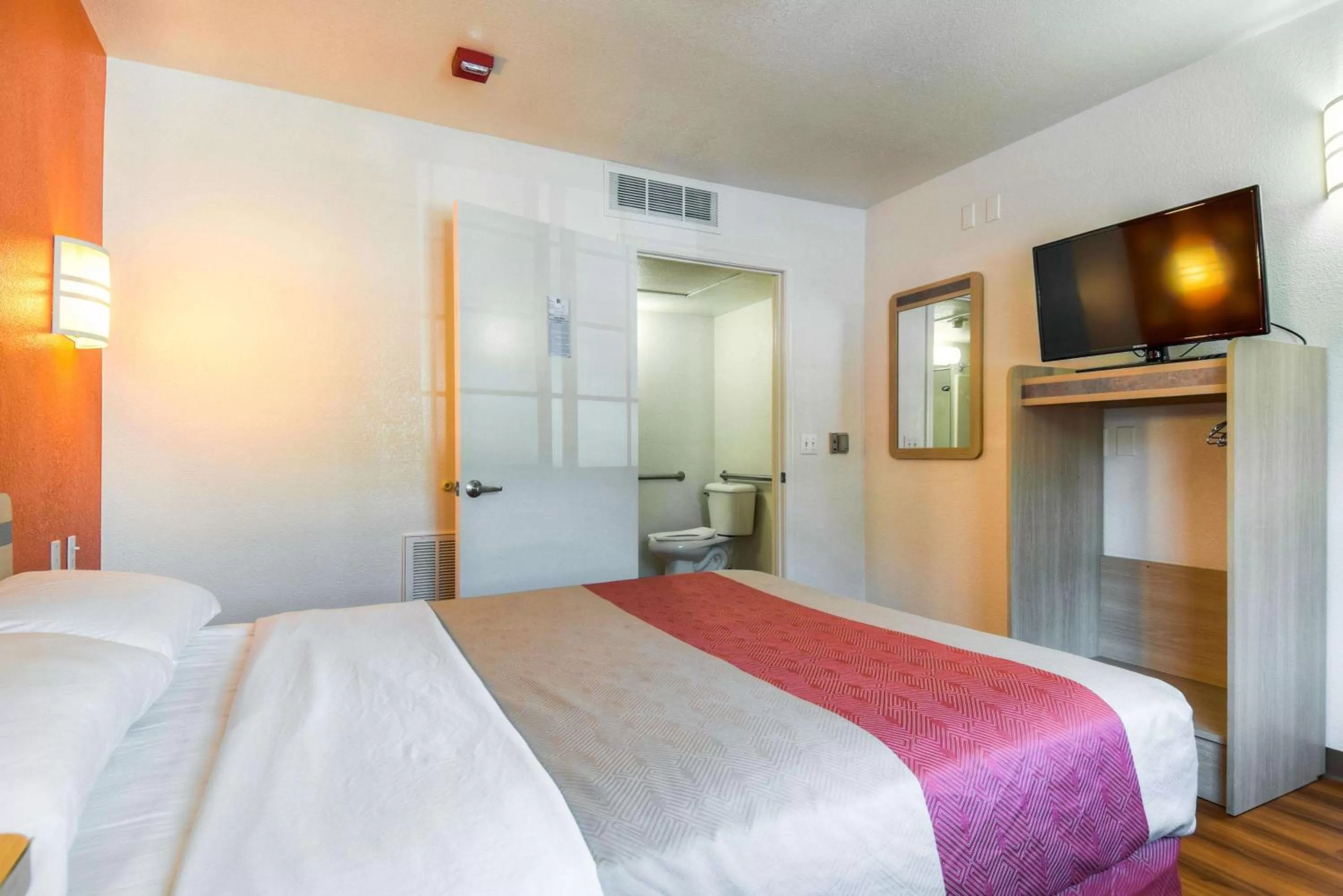 Toilet, Bed in Motel 6-Pomona, CA - Los Angeles